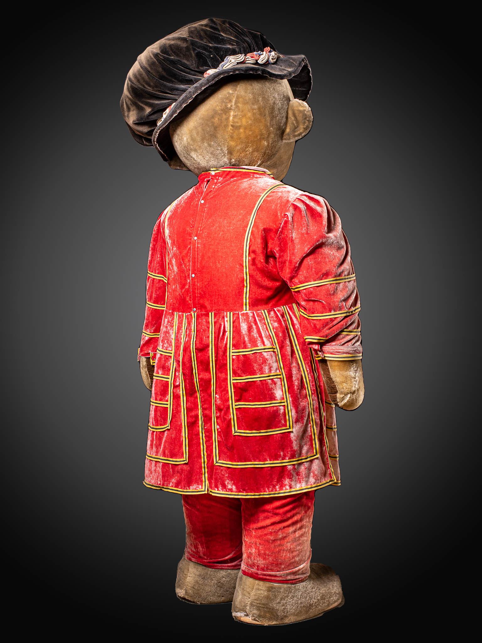 Oso de peluche gigante de tamaño natural con el famoso uniforme de los guardias de la Torre de Londres siglo XX en venta