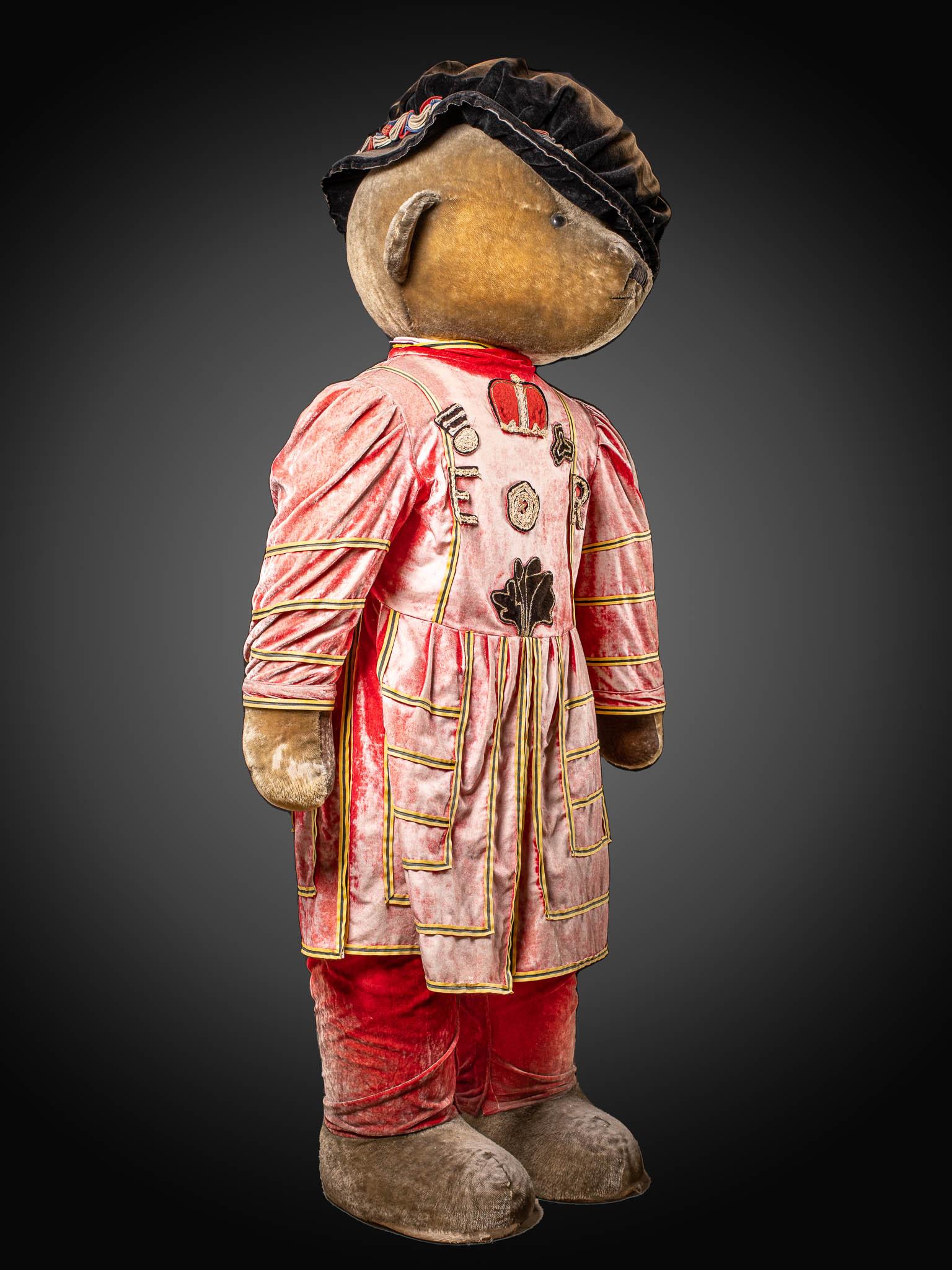 Oso de peluche gigante de tamaño natural con el famoso uniforme de los guardias de la Torre de Londres en venta 1