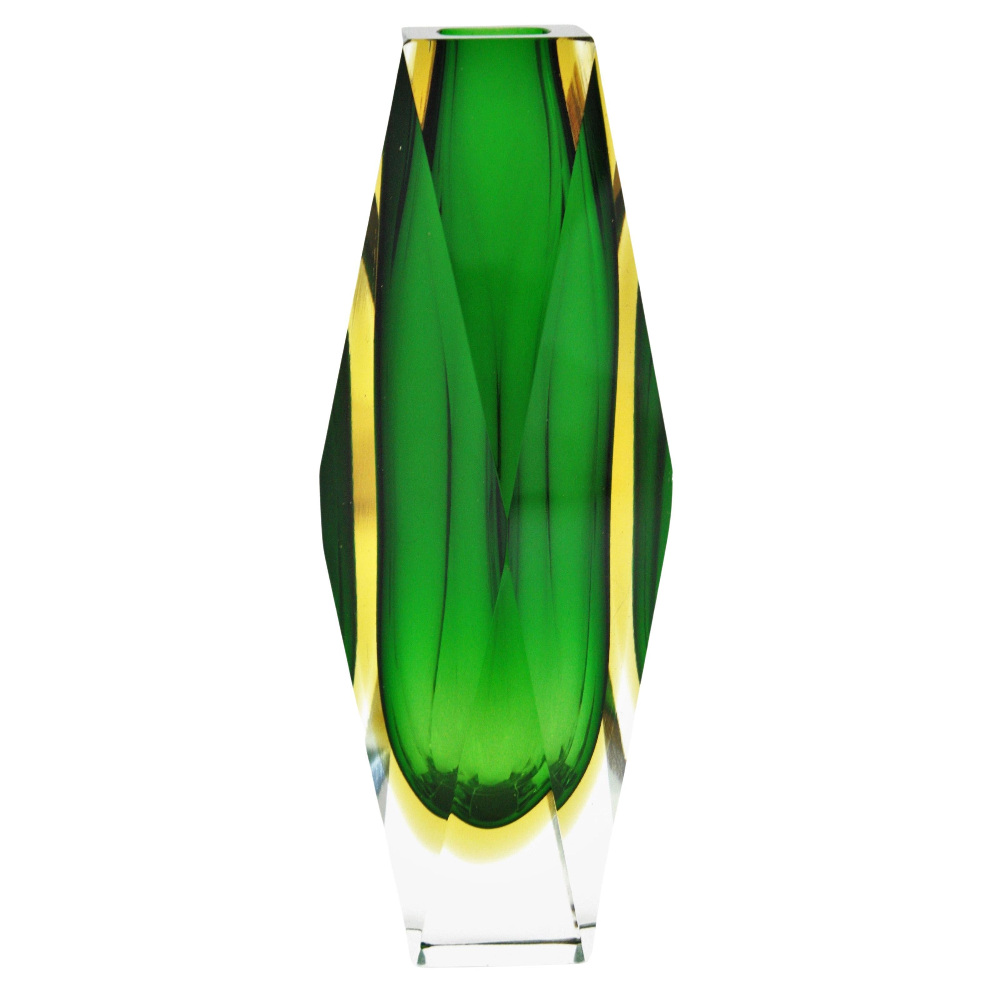 Vase géant Mandruzzato en verre d'art de Murano Sommerso à facettes vertes et jaunes