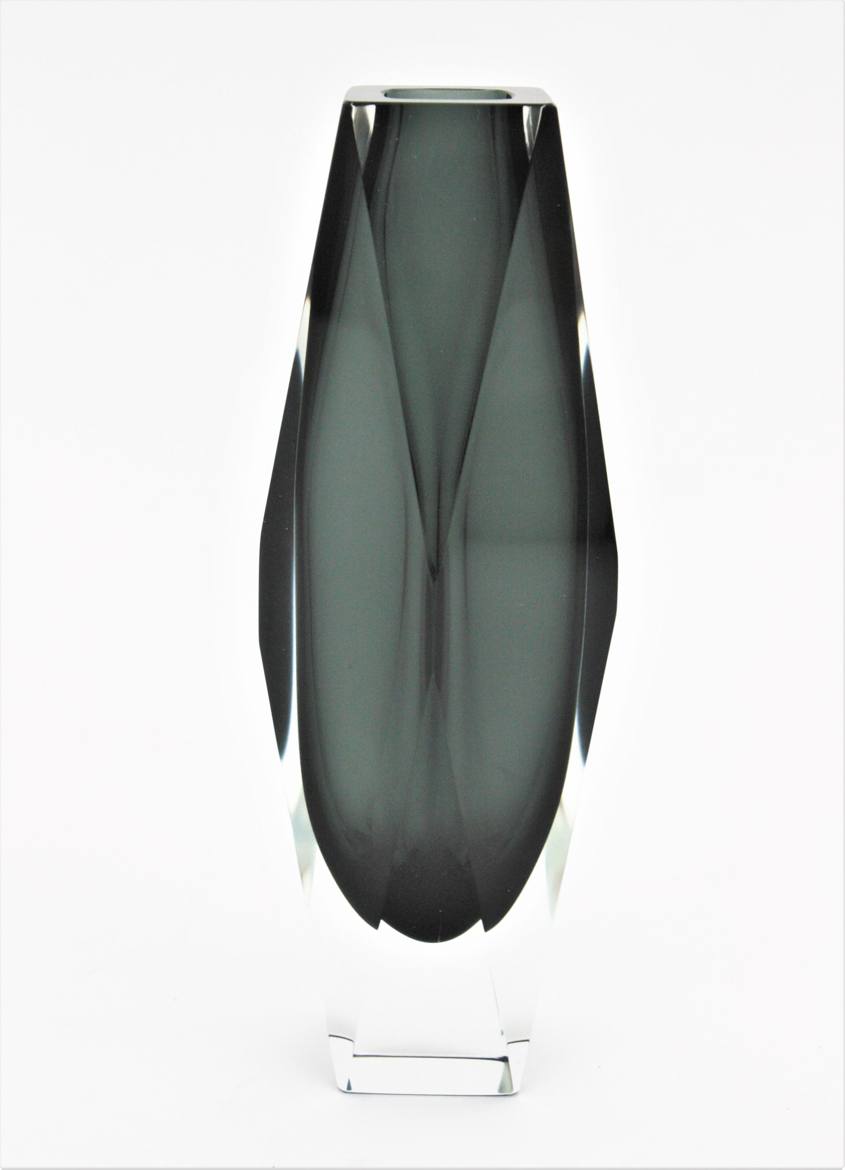 Riesige Mandruzzato Murano Sommerso-Vase aus Rauchgrauem, klarem, facettiertem Kunstglas im Angebot 5