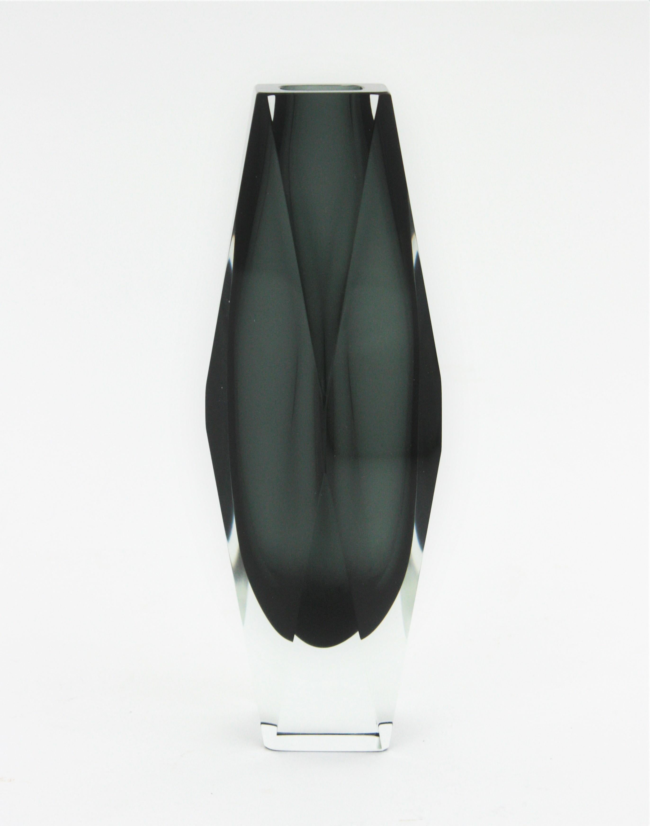 Ausgezeichnete große Vase von Sommerso mit facettiertem Glas in Grautönen.
Dunkles und klares graues Glas, das mit der Sommerso-Technik in klares Glas eingelegt wurde.
Zuschreibung an Mandruzzato, Italien, 1960er Jahre.
Ausgezeichneter Zustand.