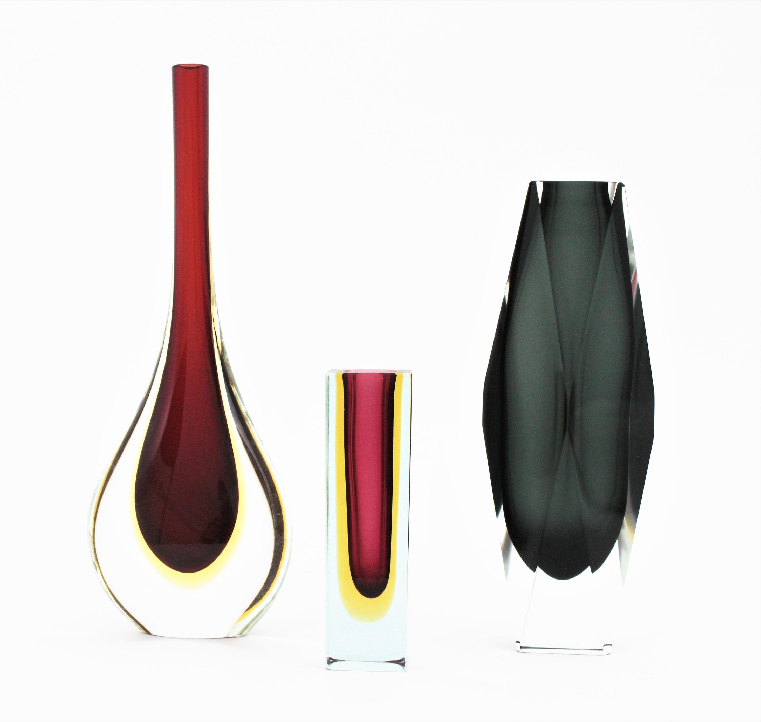 Riesige Mandruzzato Murano Sommerso-Vase aus Rauchgrauem, klarem, facettiertem Kunstglas (Italienisch) im Angebot