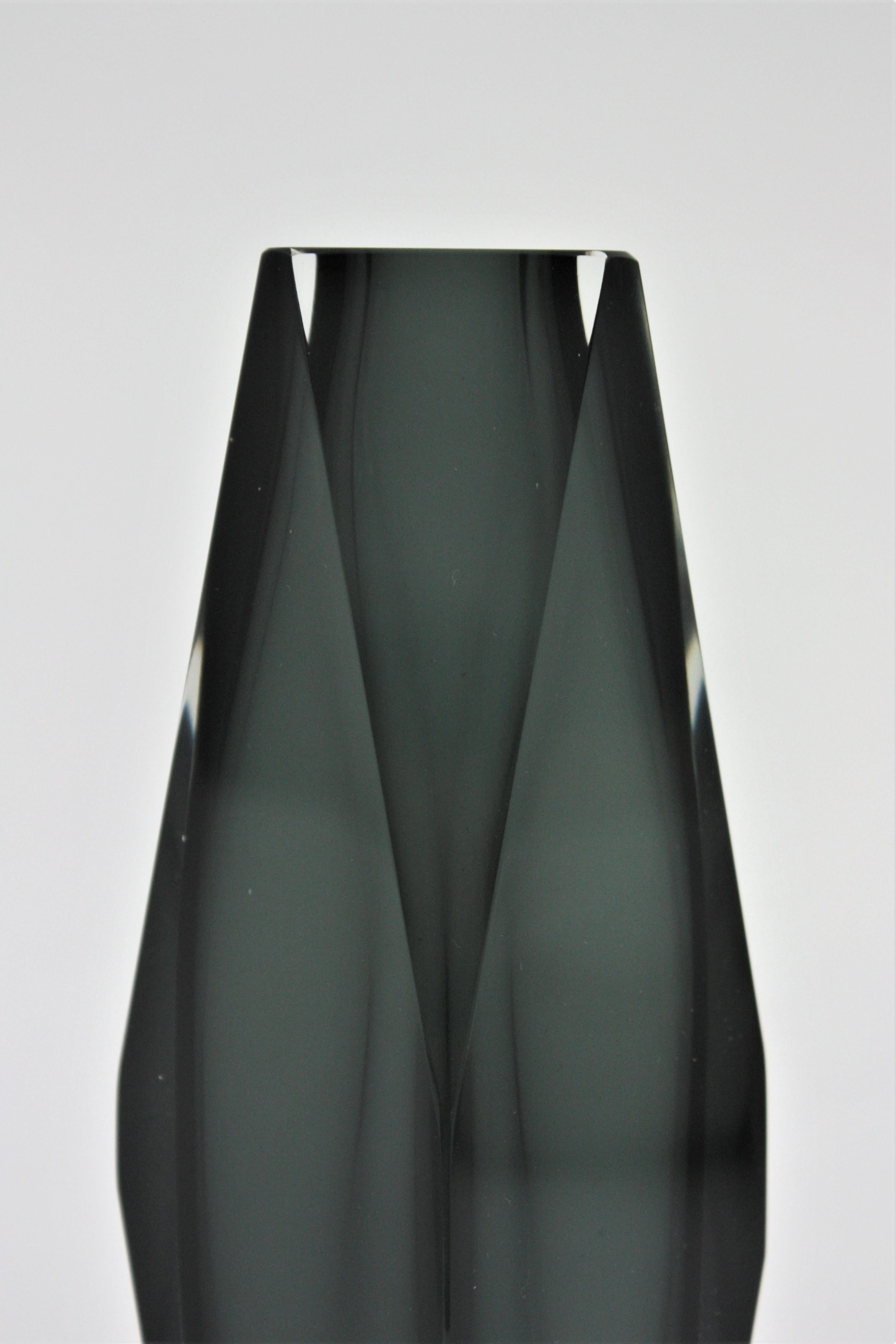Hand-Crafted Giant Mandruzzato Murano Sommerso Smoked Grey Clear Faceted Art Glass Vase For Sale