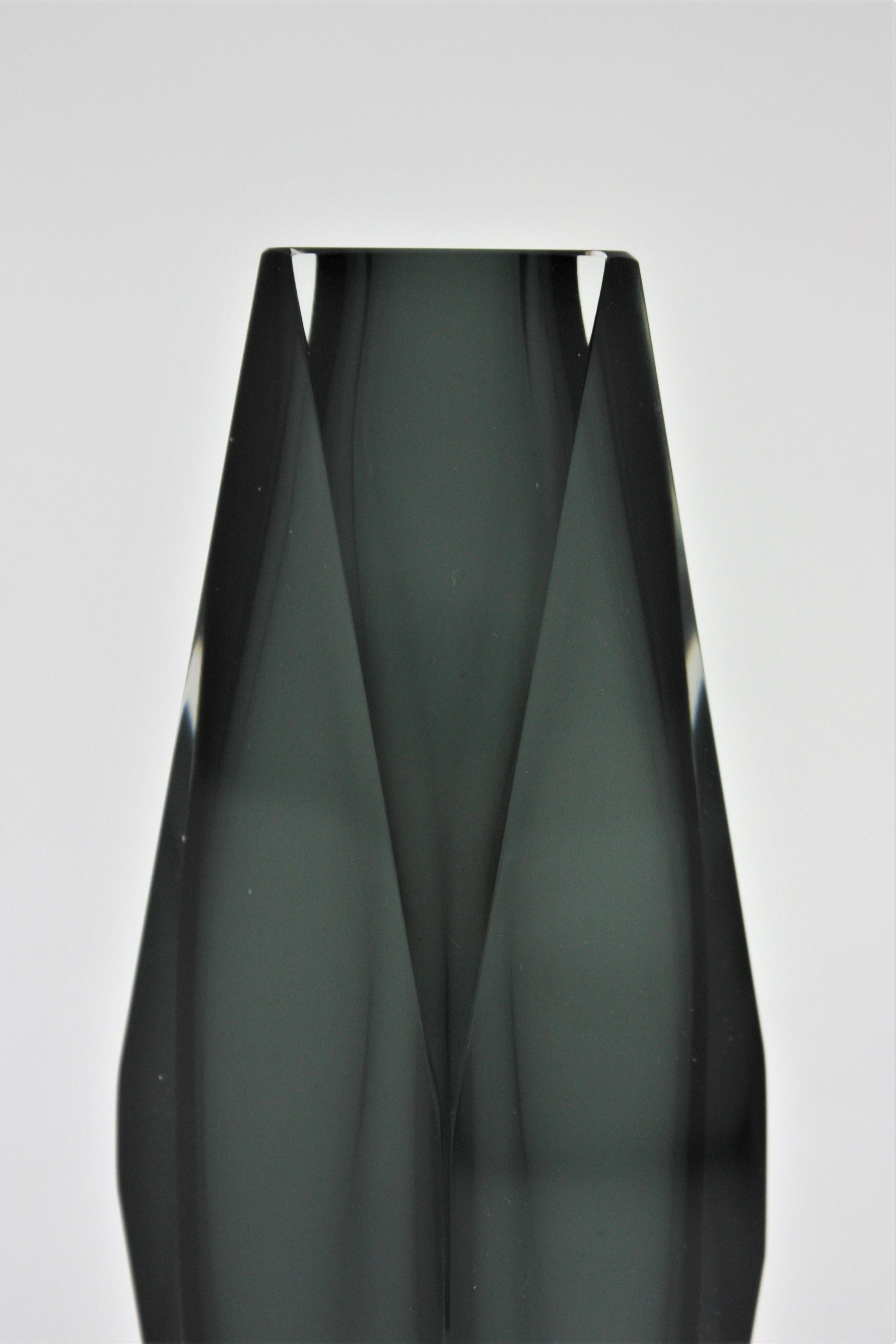Jarrón de cristal artístico gigante Mandruzzato Murano Sommerso Gris Ahumado Transparente Facetado en Excelente estado para la venta en Barcelona, ES