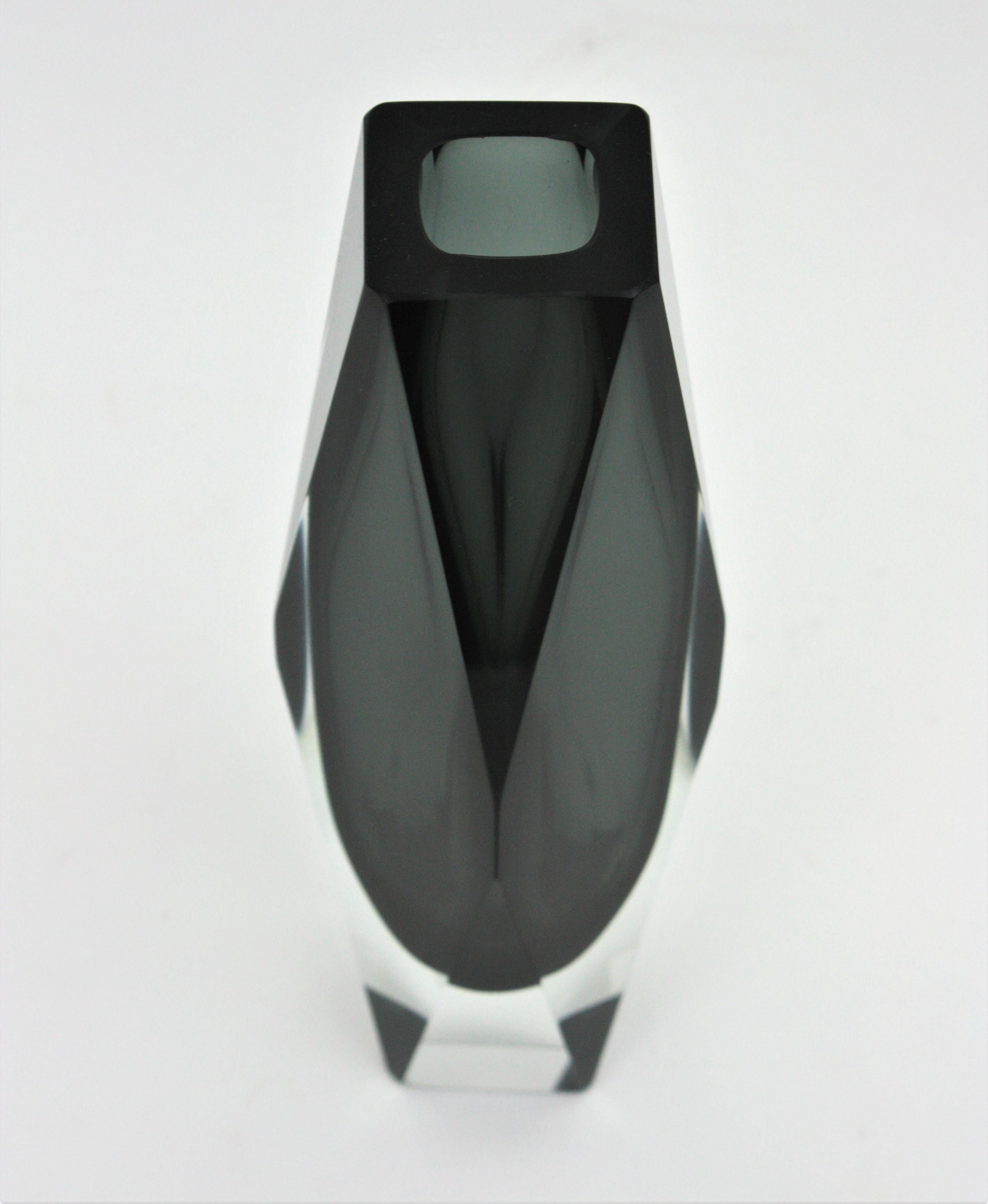 Riesige Mandruzzato Murano Sommerso-Vase aus Rauchgrauem, klarem, facettiertem Kunstglas im Zustand „Hervorragend“ im Angebot in Barcelona, ES