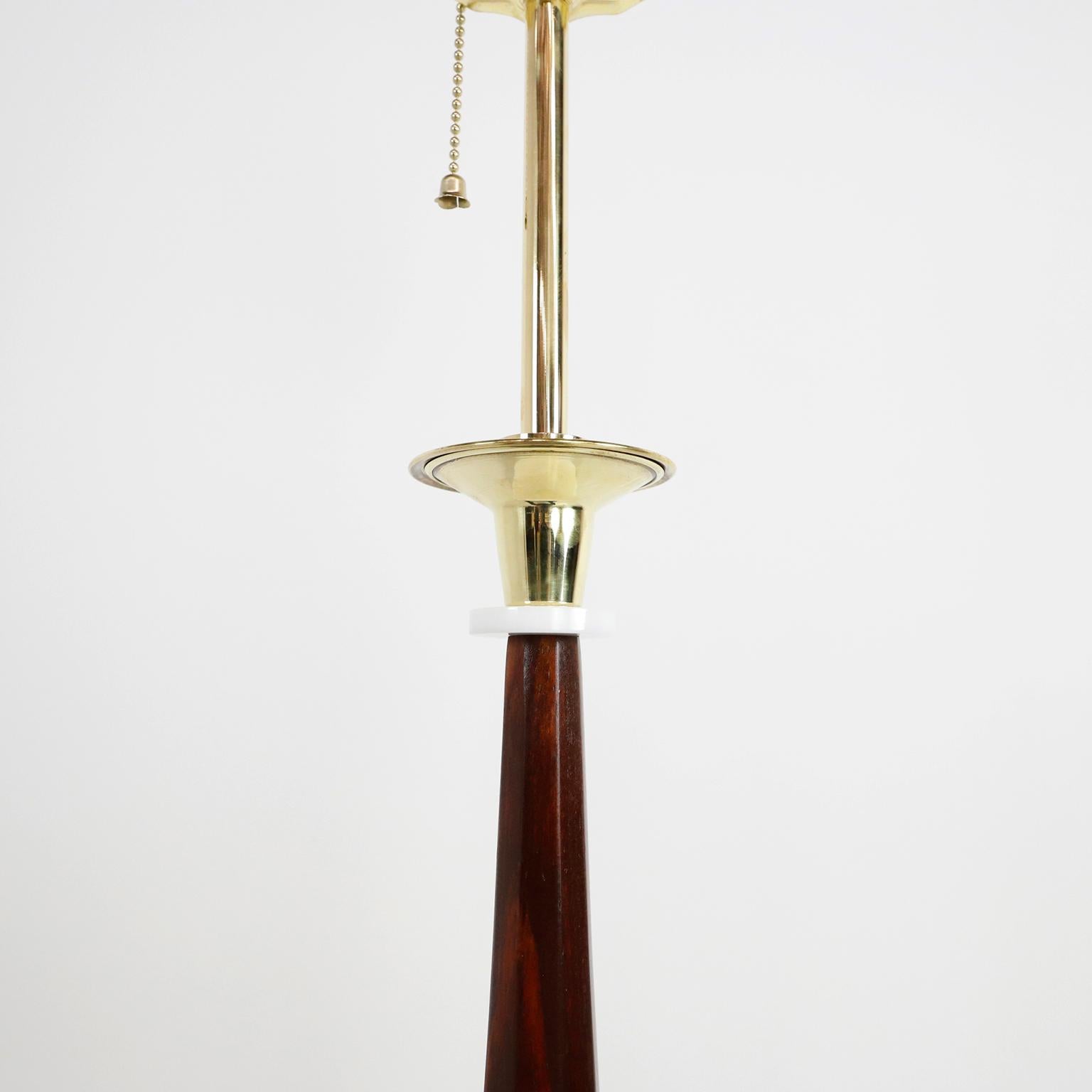 Nous offrons à ce Géant une étonnante paire de lampes de table modernes mexicaines du milieu du siècle dans le style d'Eugenio Escudero, les lampes ont été récemment restaurées et tout le câblage a été changé et sont en excellent état, vers 1950.