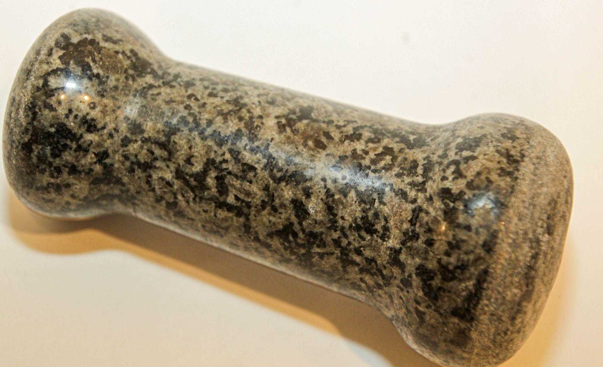 XX secolo Set di mortaio e pestello gigante in marmo nero lucidato Italia in vendita