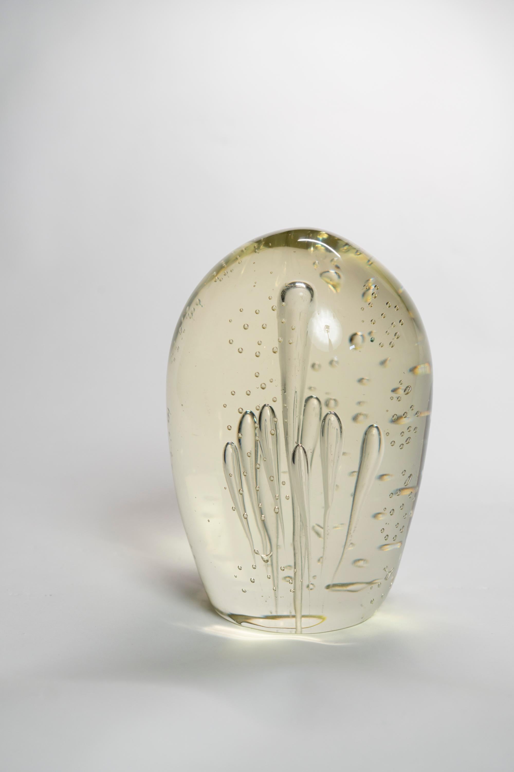 Giant Murano Bulicante clear glass egg in the style of Barovier e Tosso.
 