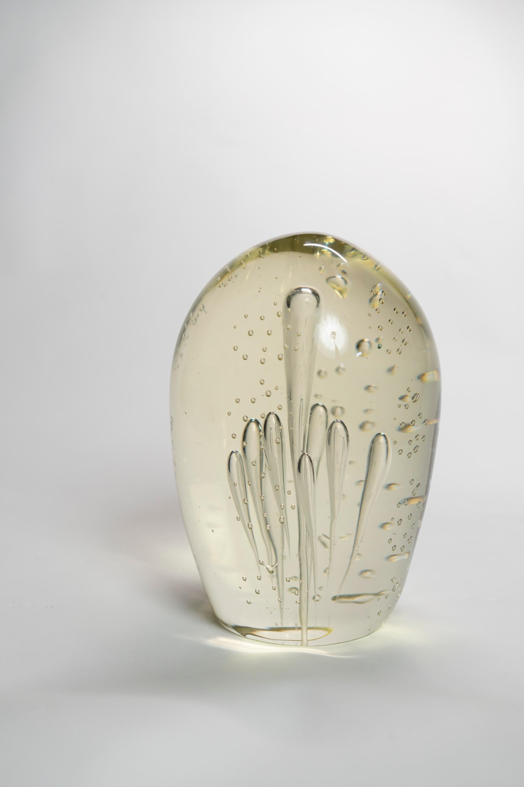 Uovo gigante in vetro trasparente di Murano Bulicante nello stile di Barovier e Tosso.
 