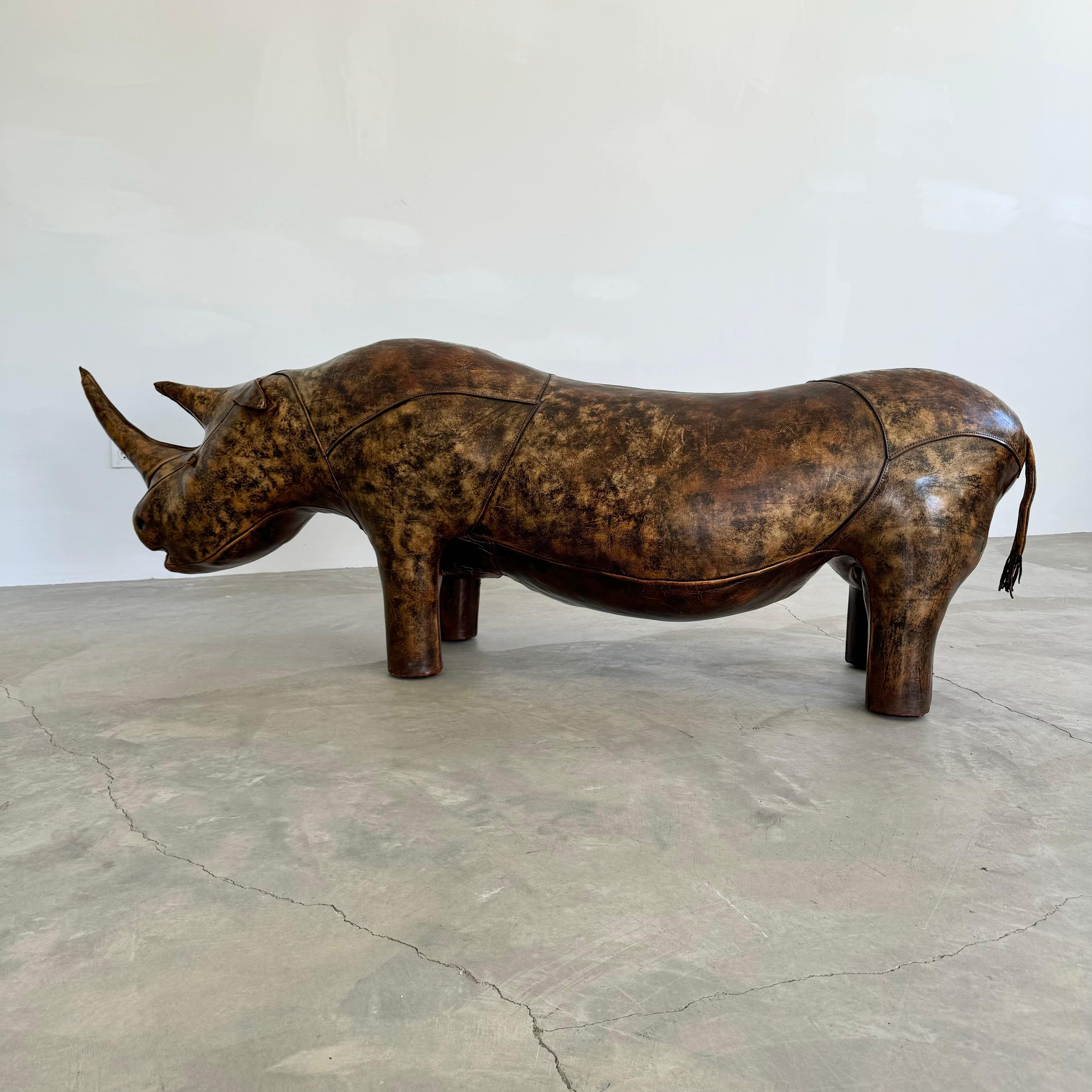 Banco gigante de piel de rinoceronte Omersa para Liberty of London, años 60 Inglaterra en venta 1