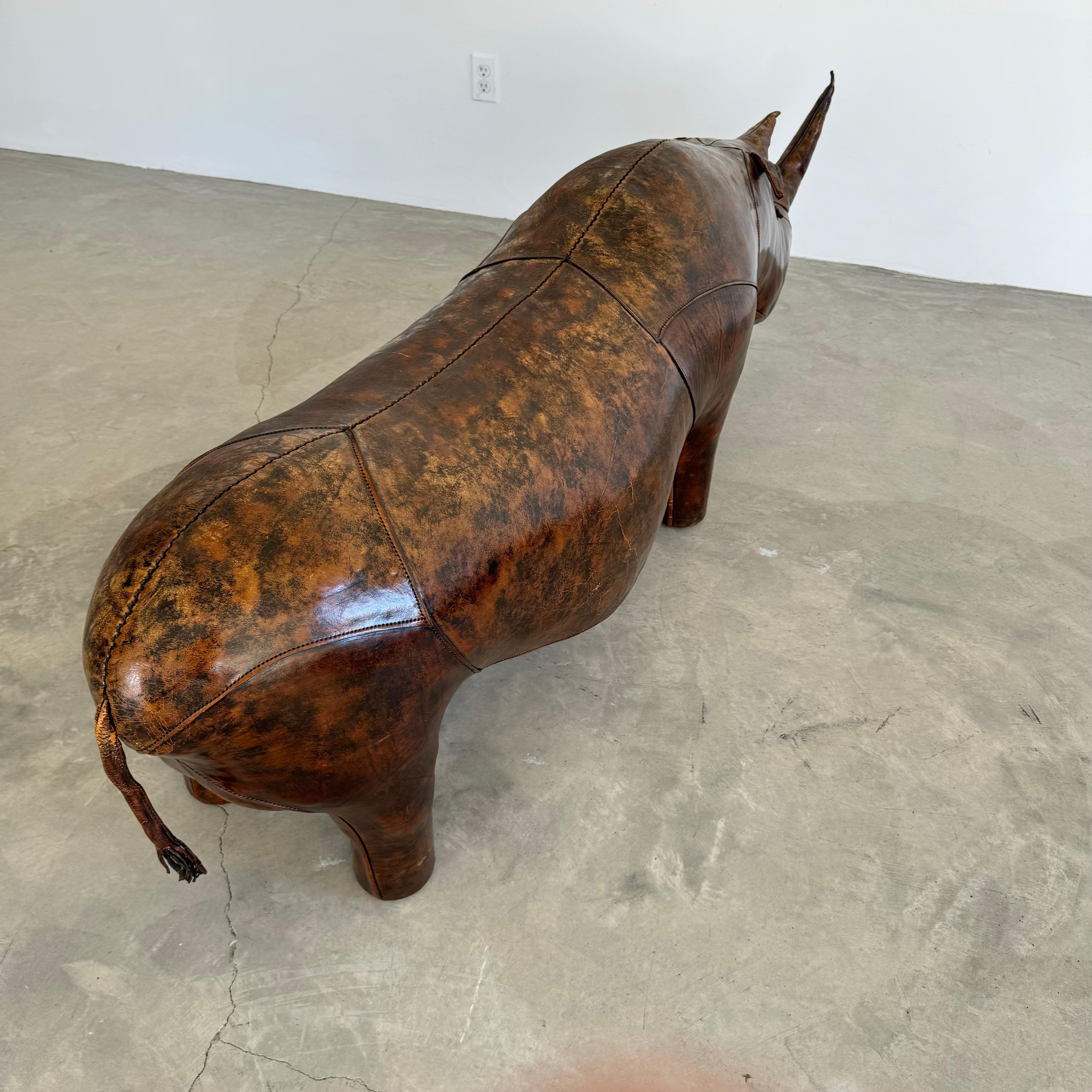 Banco gigante de piel de rinoceronte Omersa para Liberty of London, años 60 Inglaterra en venta 9