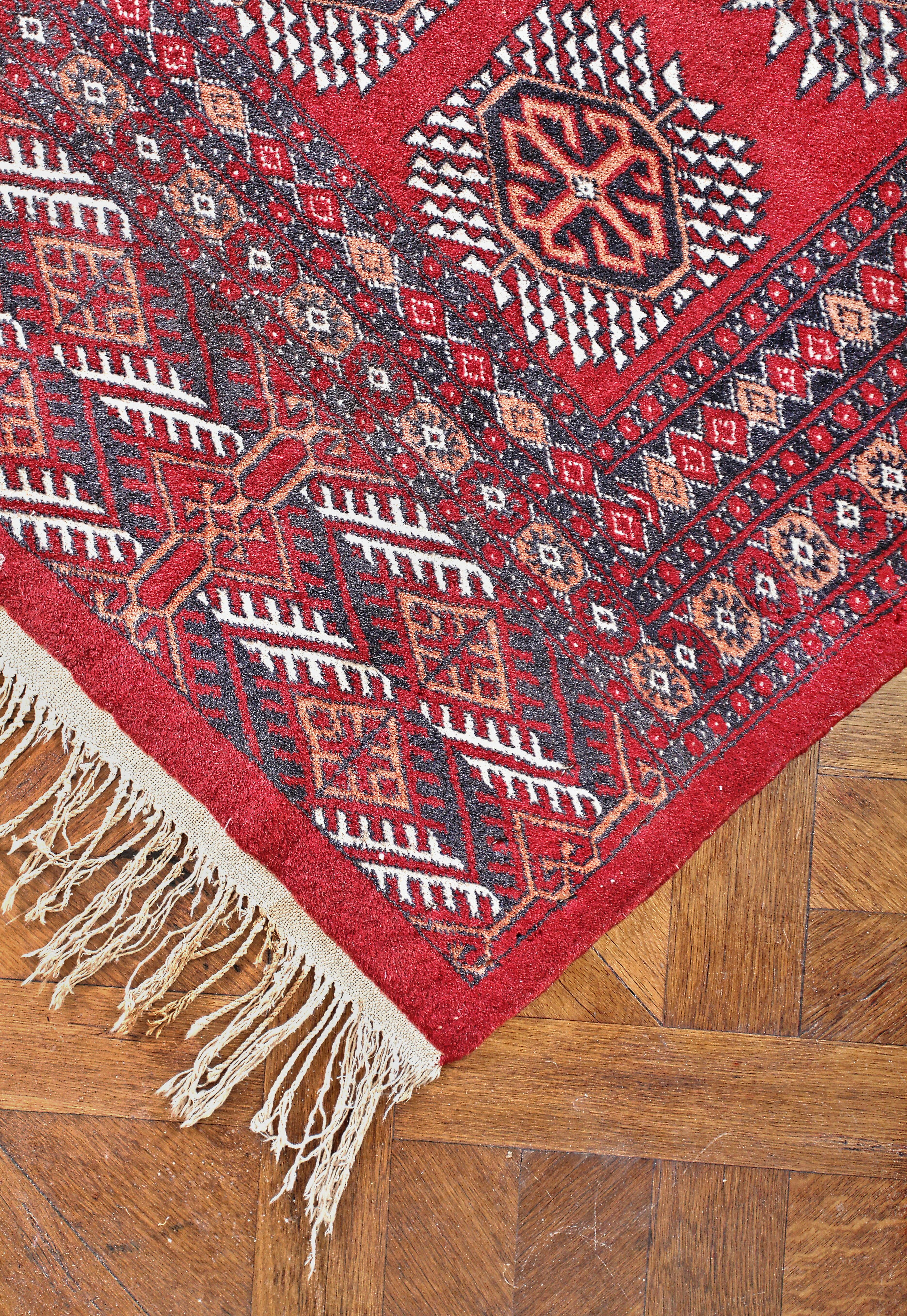 Großer orientalischer Teppich aus Pakistan 457 X 315 cm

Handgeknüpfter Teppich aus Pakistan mit Tekke-Mittelkugeln. Wolle auf einem Baumwollkettfaden. Hohe Bindungsdichte von ca. 360.000 Knoten pro m2. Zustand: gebraucht, sehr gut. Provenienz: