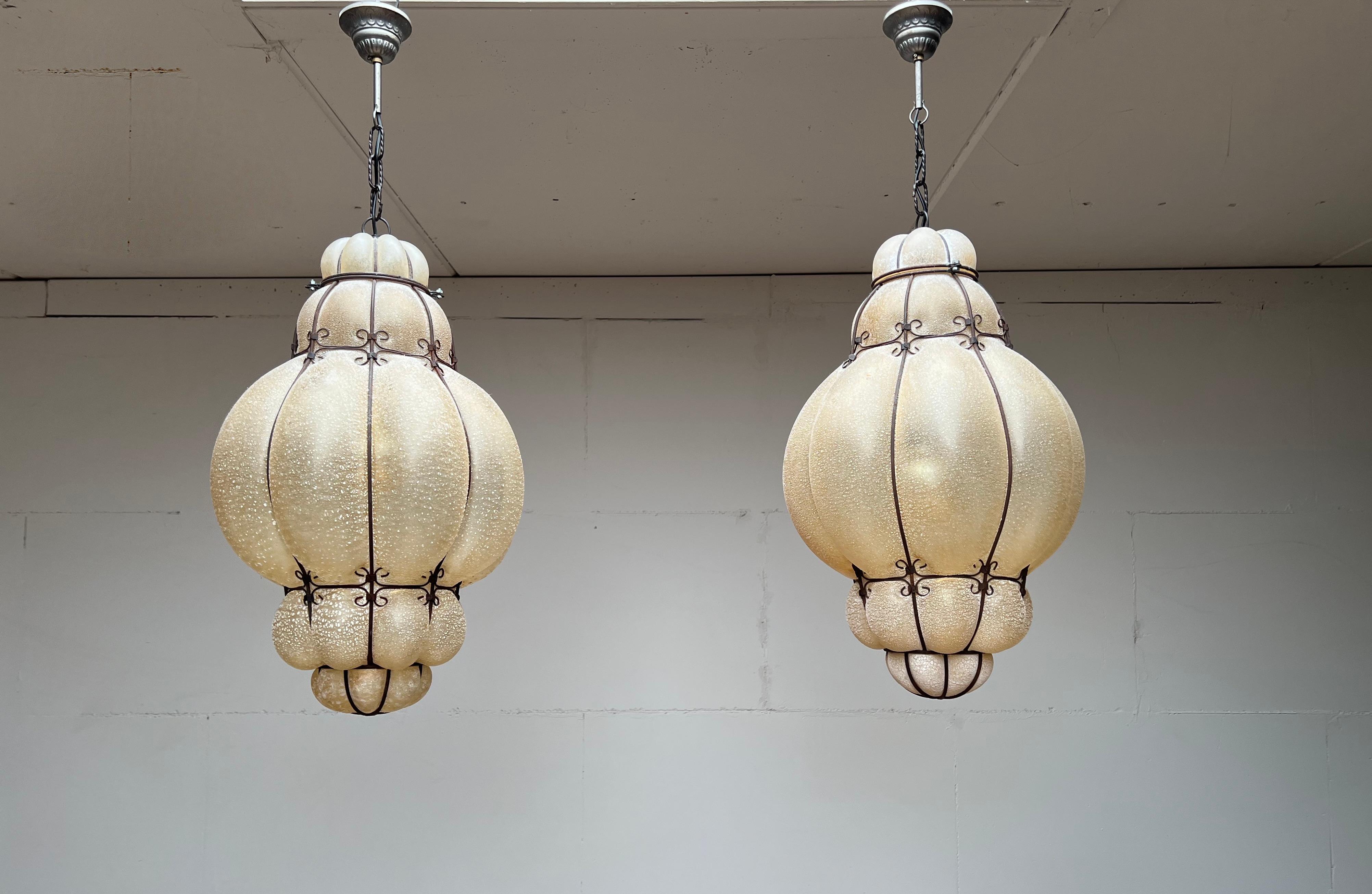Grande paire de lampes à suspension vénitiennes, verre ambré soufflé à la bouche dans un cadre en fer forgé  en vente 2
