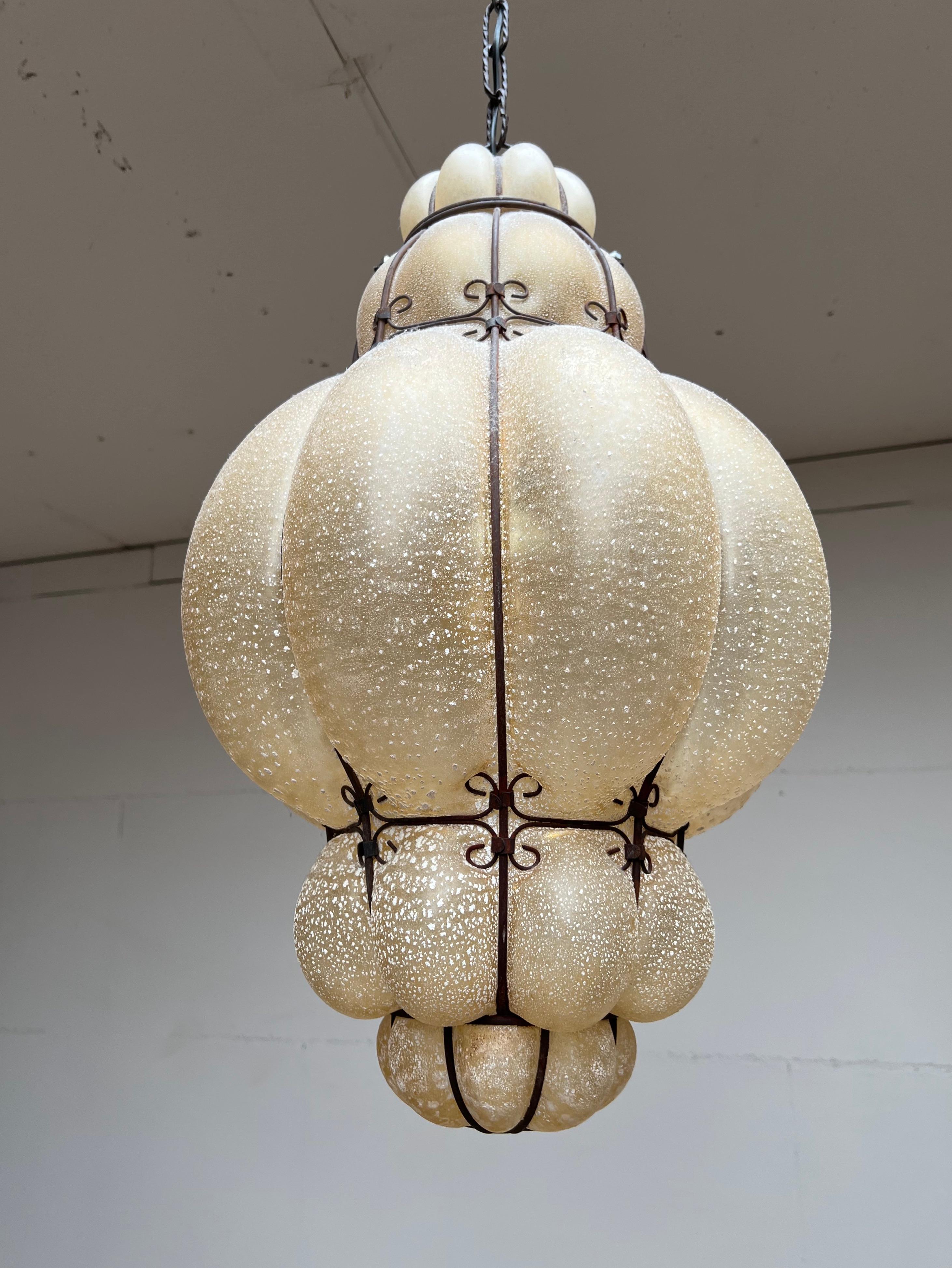 Grande paire de lampes à suspension vénitiennes, verre ambré soufflé à la bouche dans un cadre en fer forgé  en vente 4