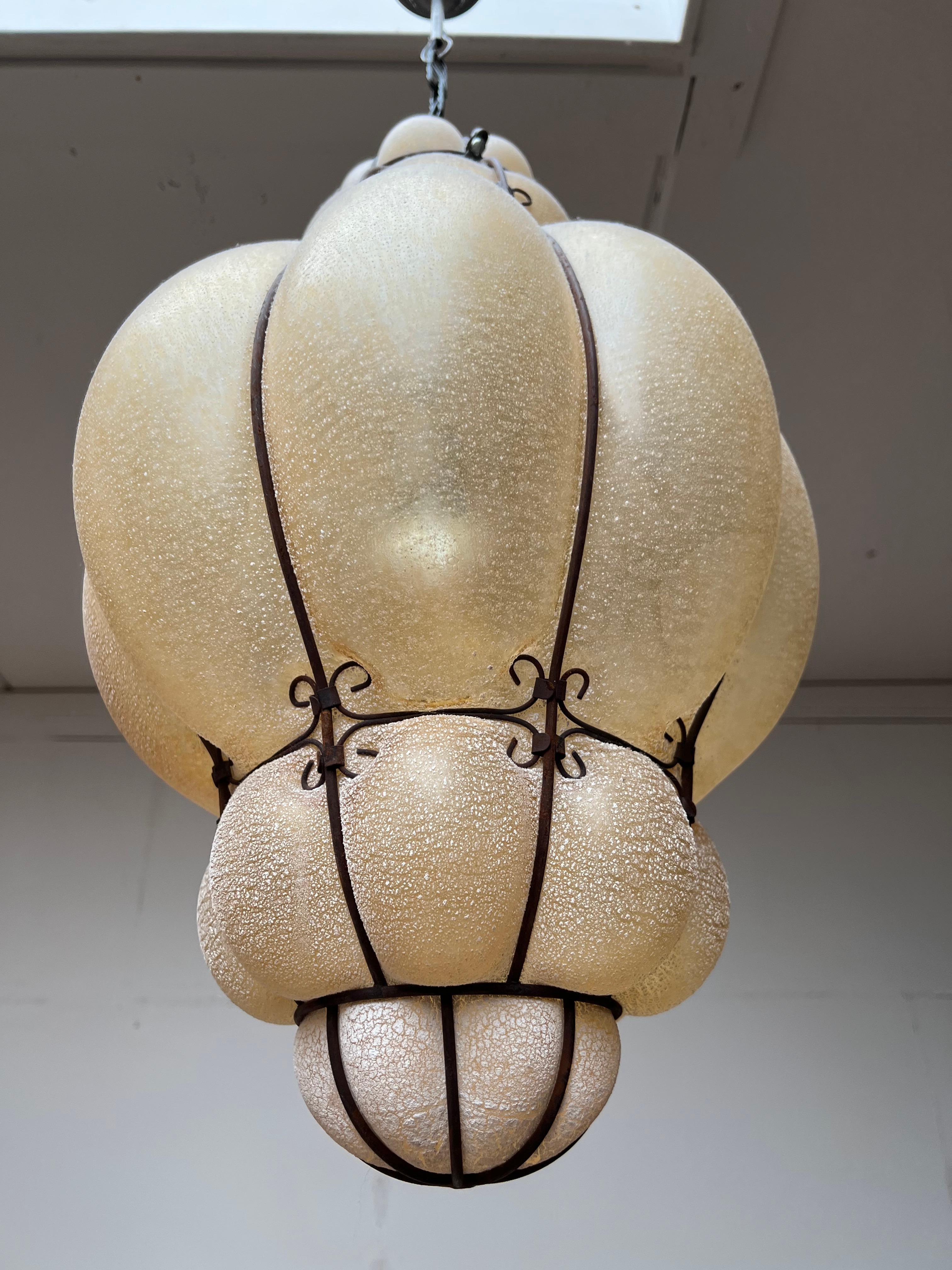 Grande paire de lampes à suspension vénitiennes, verre ambré soufflé à la bouche dans un cadre en fer forgé  en vente 5