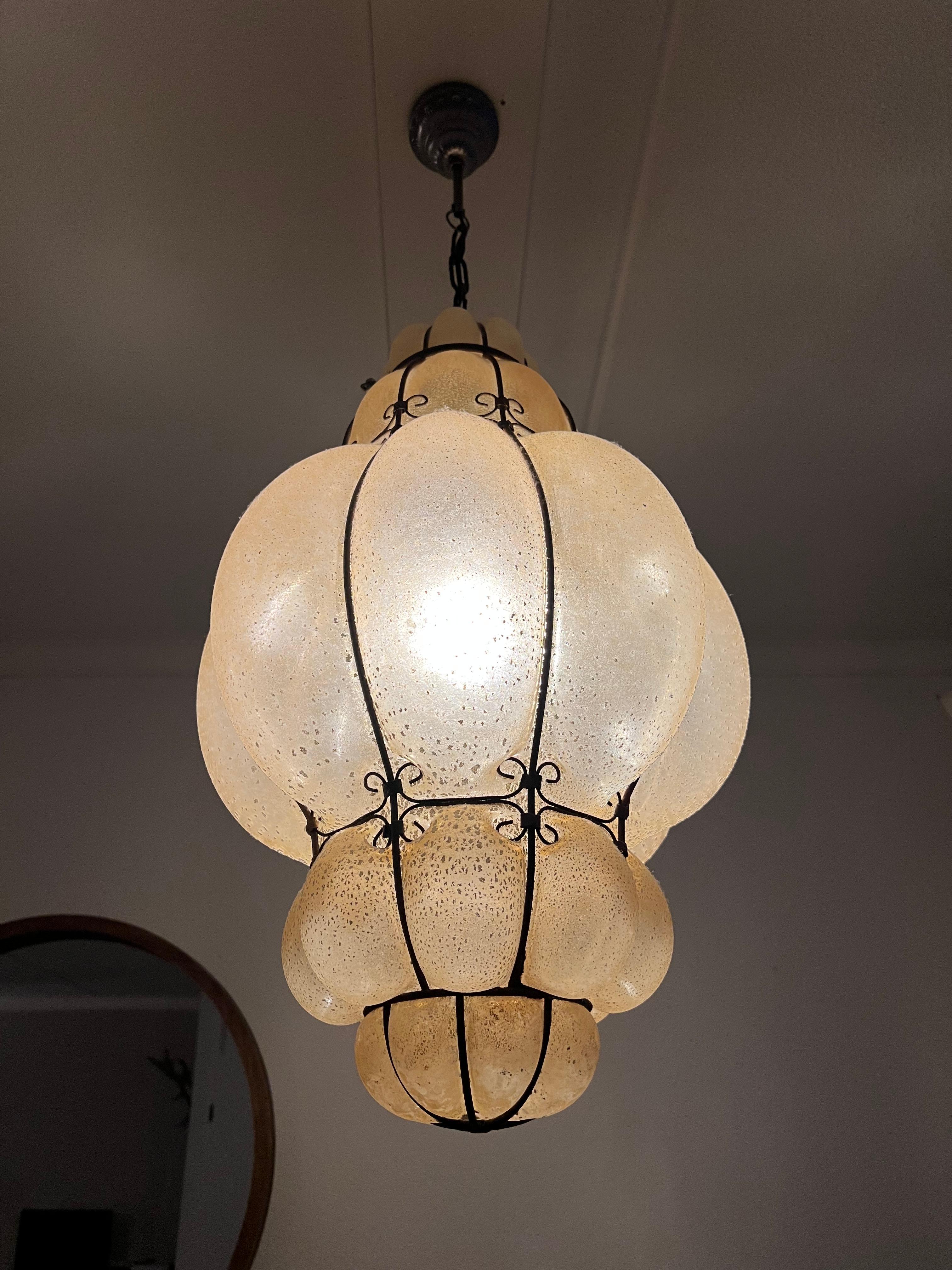 Grande paire de lampes à suspension vénitiennes, verre ambré soufflé à la bouche dans un cadre en fer forgé  en vente 6