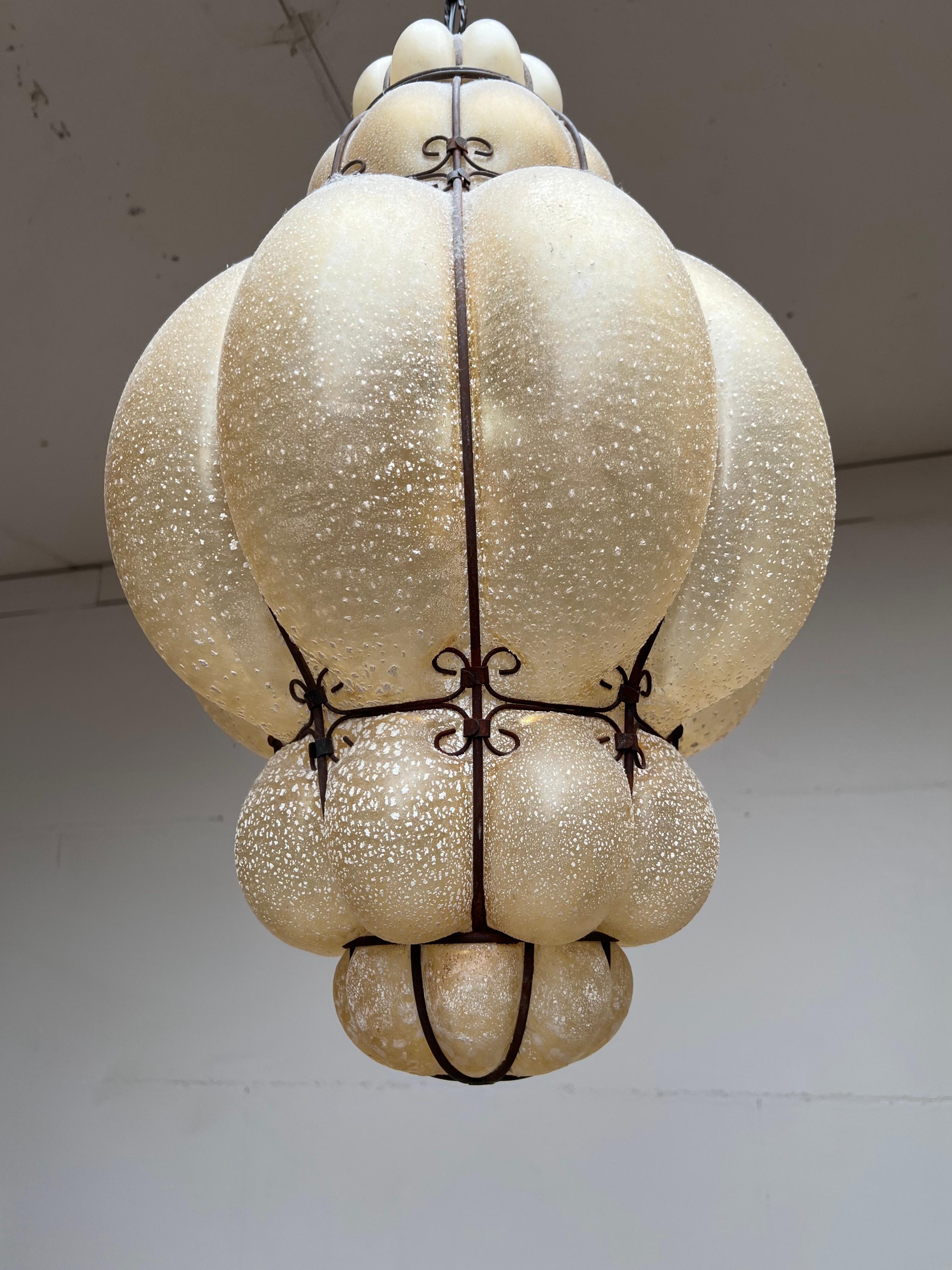 Grande paire de lampes à suspension vénitiennes, verre ambré soufflé à la bouche dans un cadre en fer forgé  en vente 7