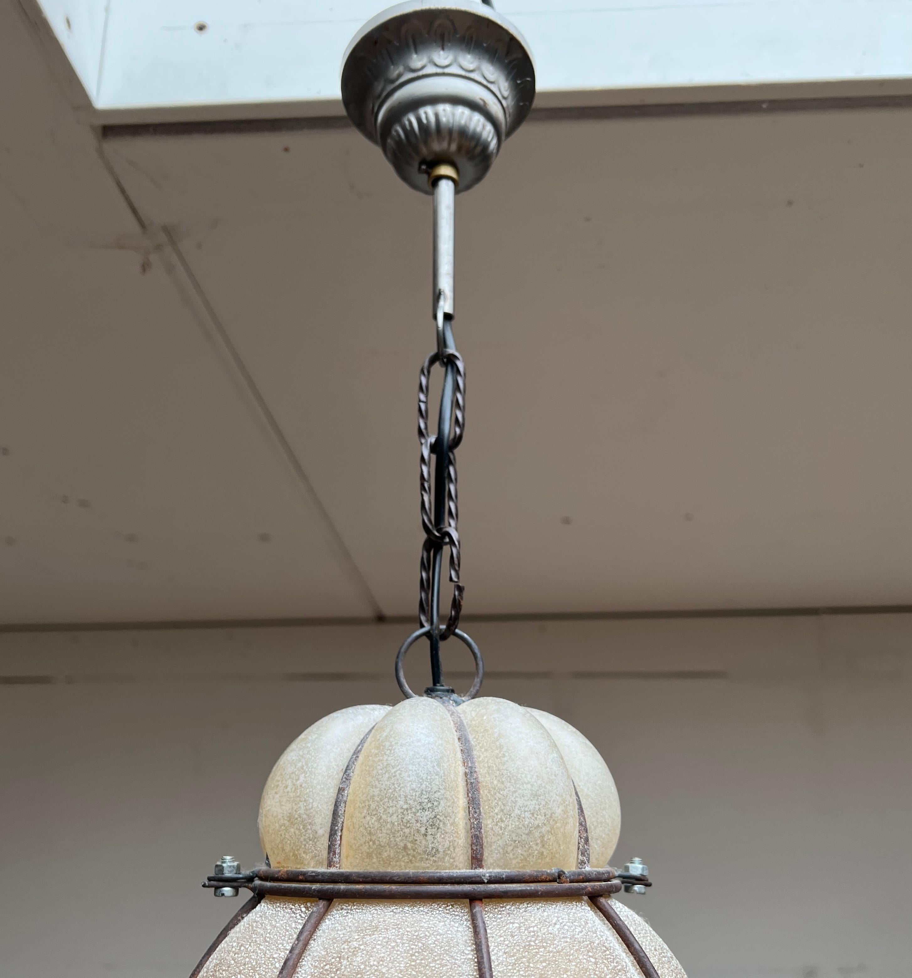 Grande paire de lampes à suspension vénitiennes, verre ambré soufflé à la bouche dans un cadre en fer forgé  en vente 12