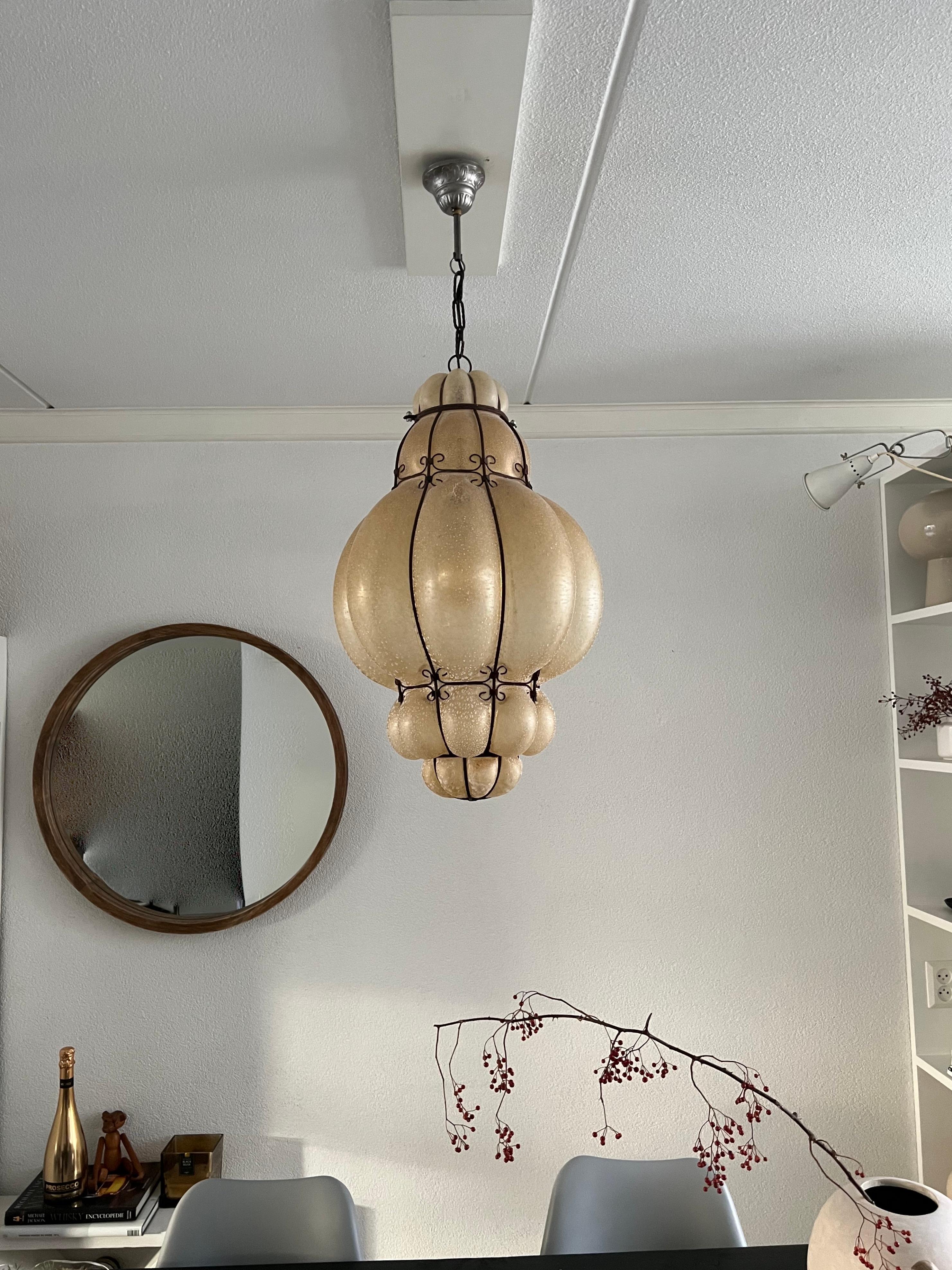 italien Grande paire de lampes à suspension vénitiennes, verre ambré soufflé à la bouche dans un cadre en fer forgé  en vente