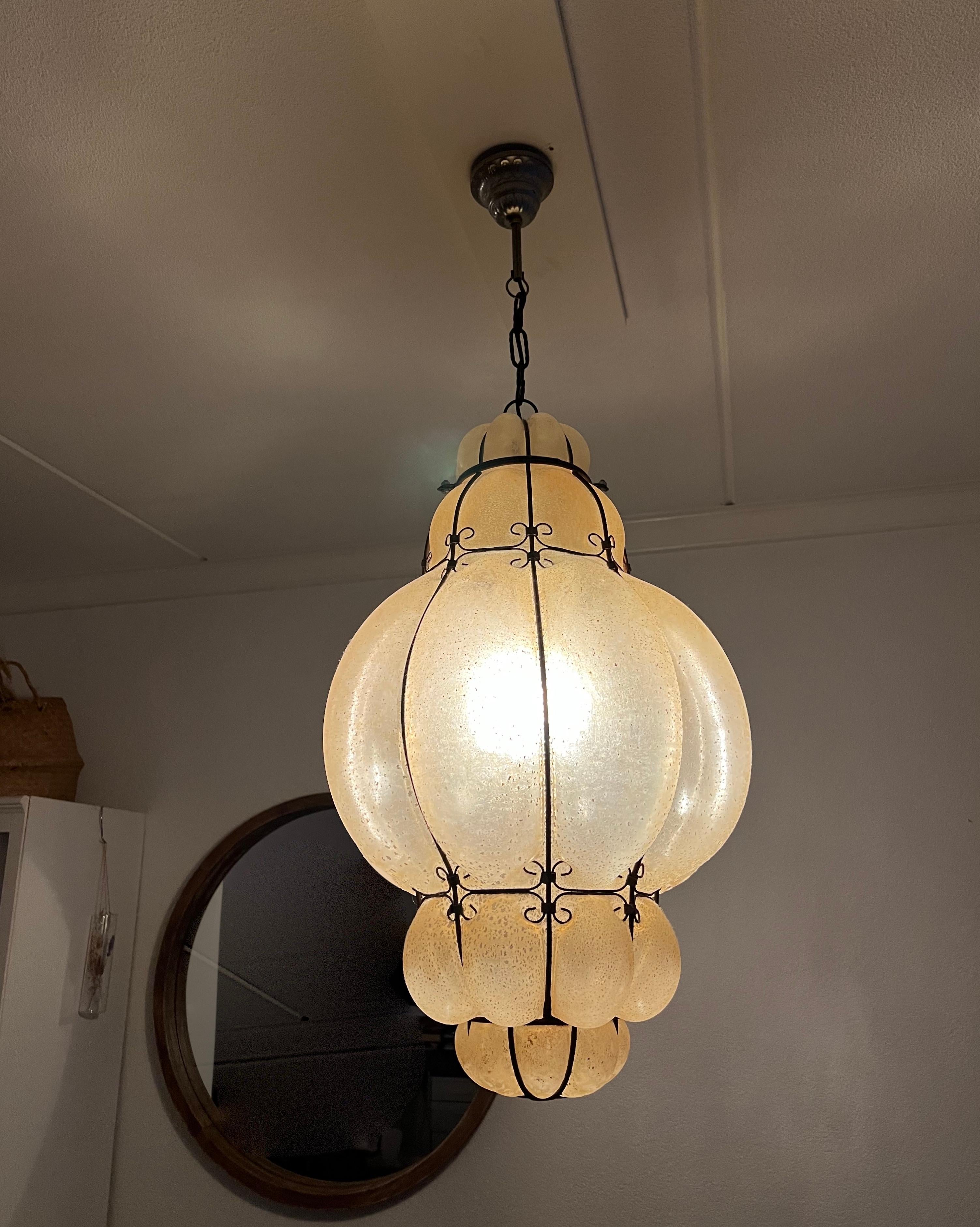 Grande paire de lampes à suspension vénitiennes, verre ambré soufflé à la bouche dans un cadre en fer forgé  Excellent état - En vente à Lisse, NL