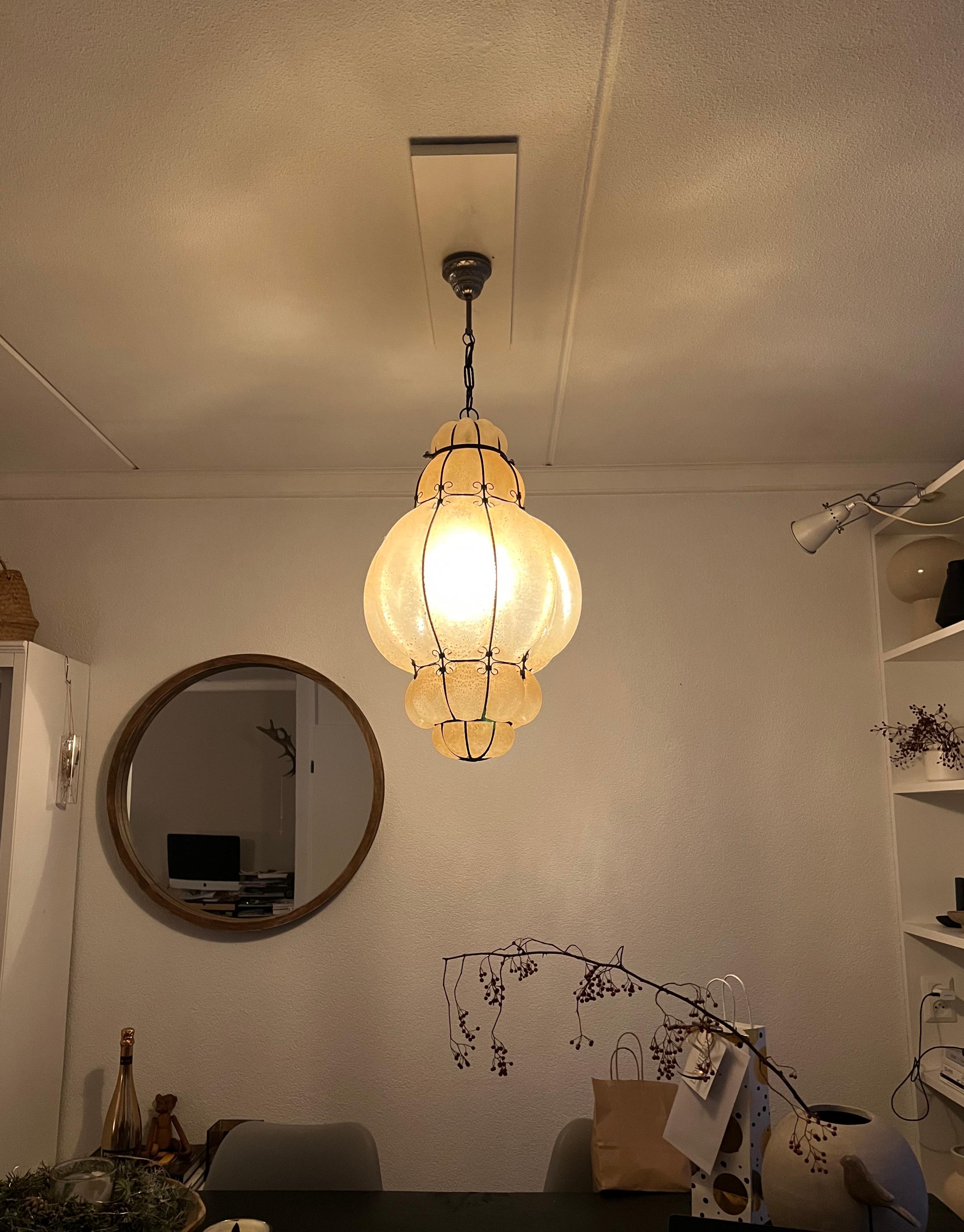 20ième siècle Grande paire de lampes à suspension vénitiennes, verre ambré soufflé à la bouche dans un cadre en fer forgé  en vente