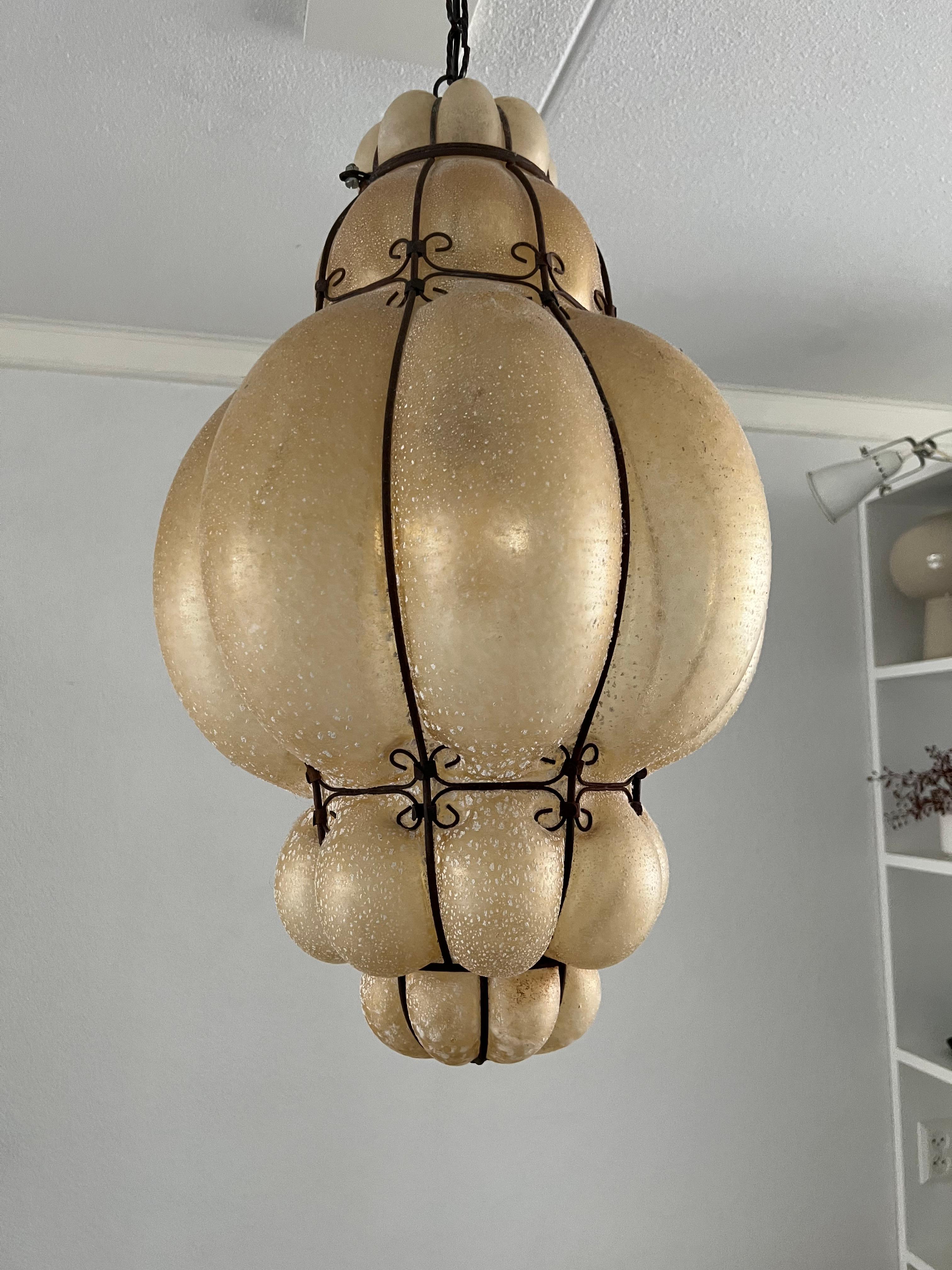 Verre d'art Grande paire de lampes à suspension vénitiennes, verre ambré soufflé à la bouche dans un cadre en fer forgé  en vente