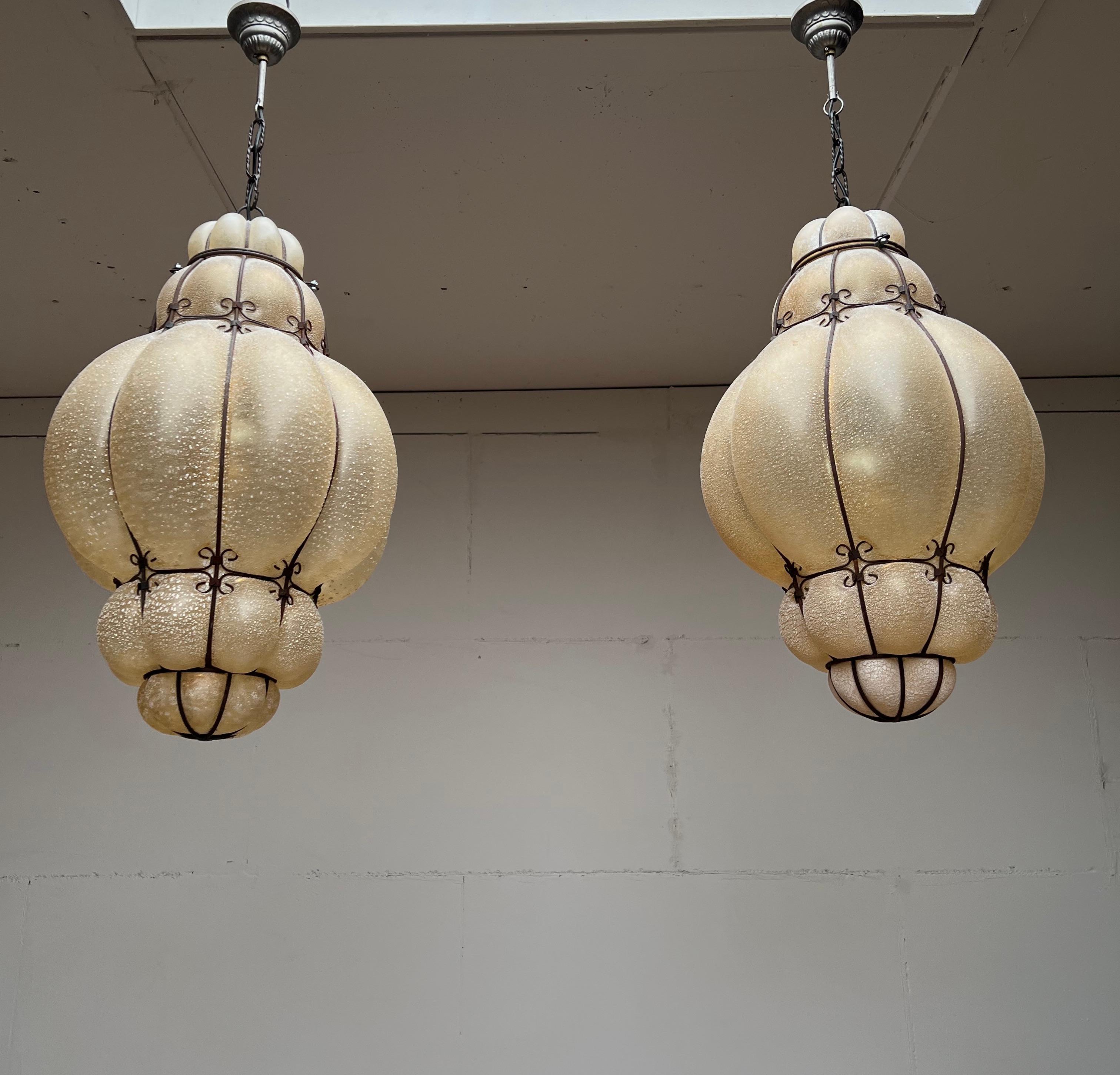 Grande paire de lampes à suspension vénitiennes, verre ambré soufflé à la bouche dans un cadre en fer forgé  en vente 1