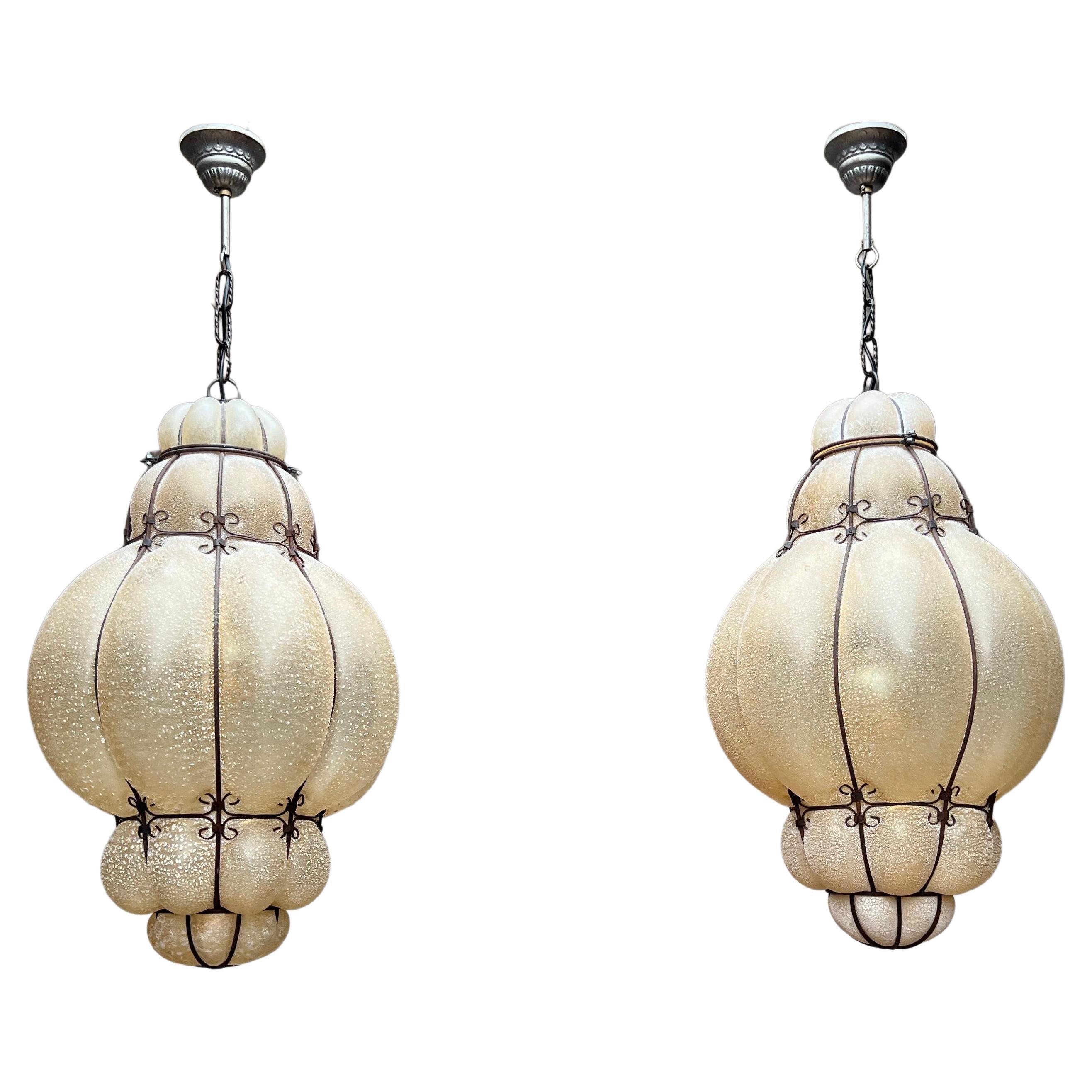 Grande paire de lampes à suspension vénitiennes, verre ambré soufflé à la bouche dans un cadre en fer forgé 