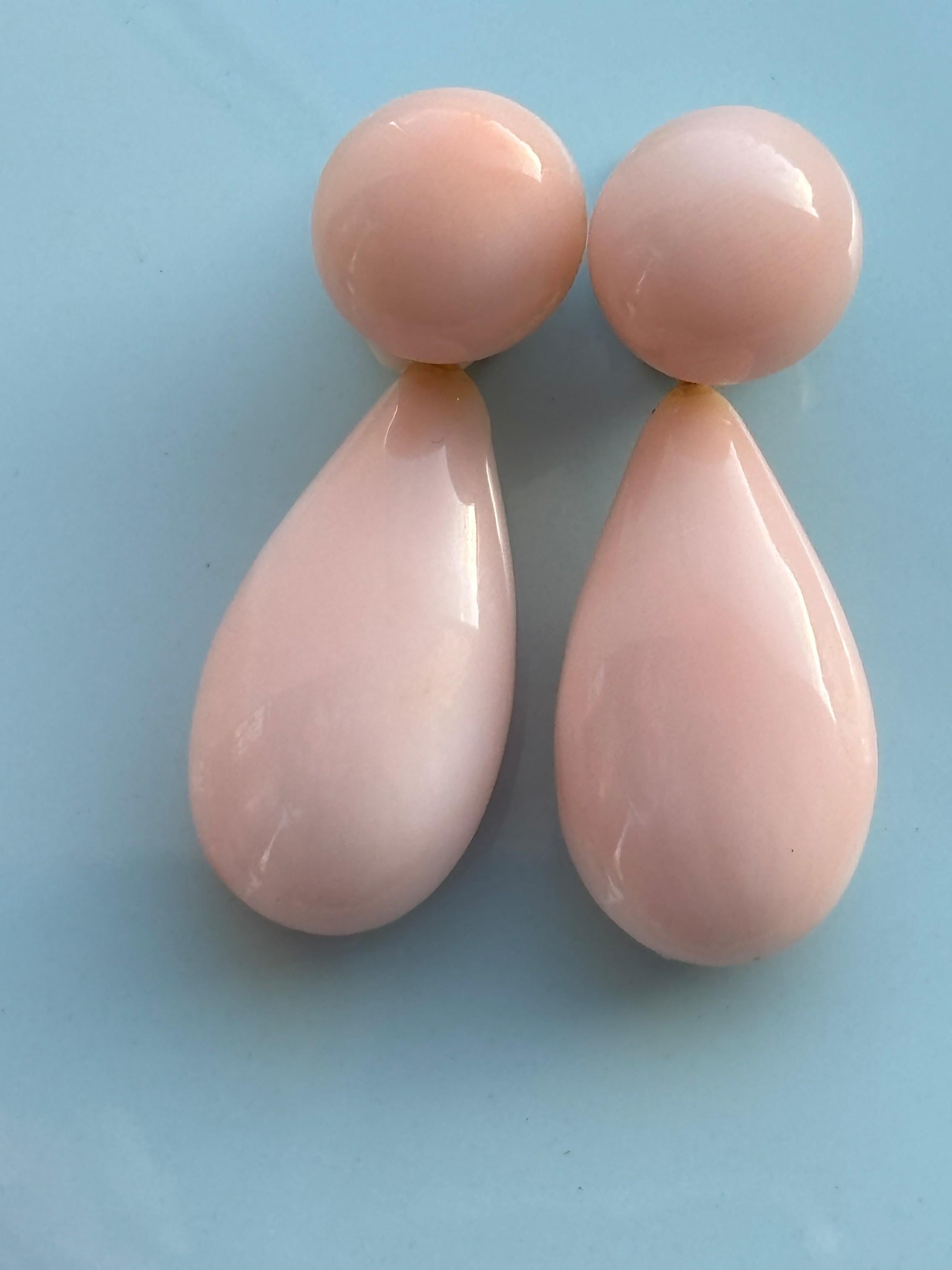 Riesige rosa Engelshaut-Koralle 18K Gelbgold Tropfenohrringe (Art déco) im Angebot