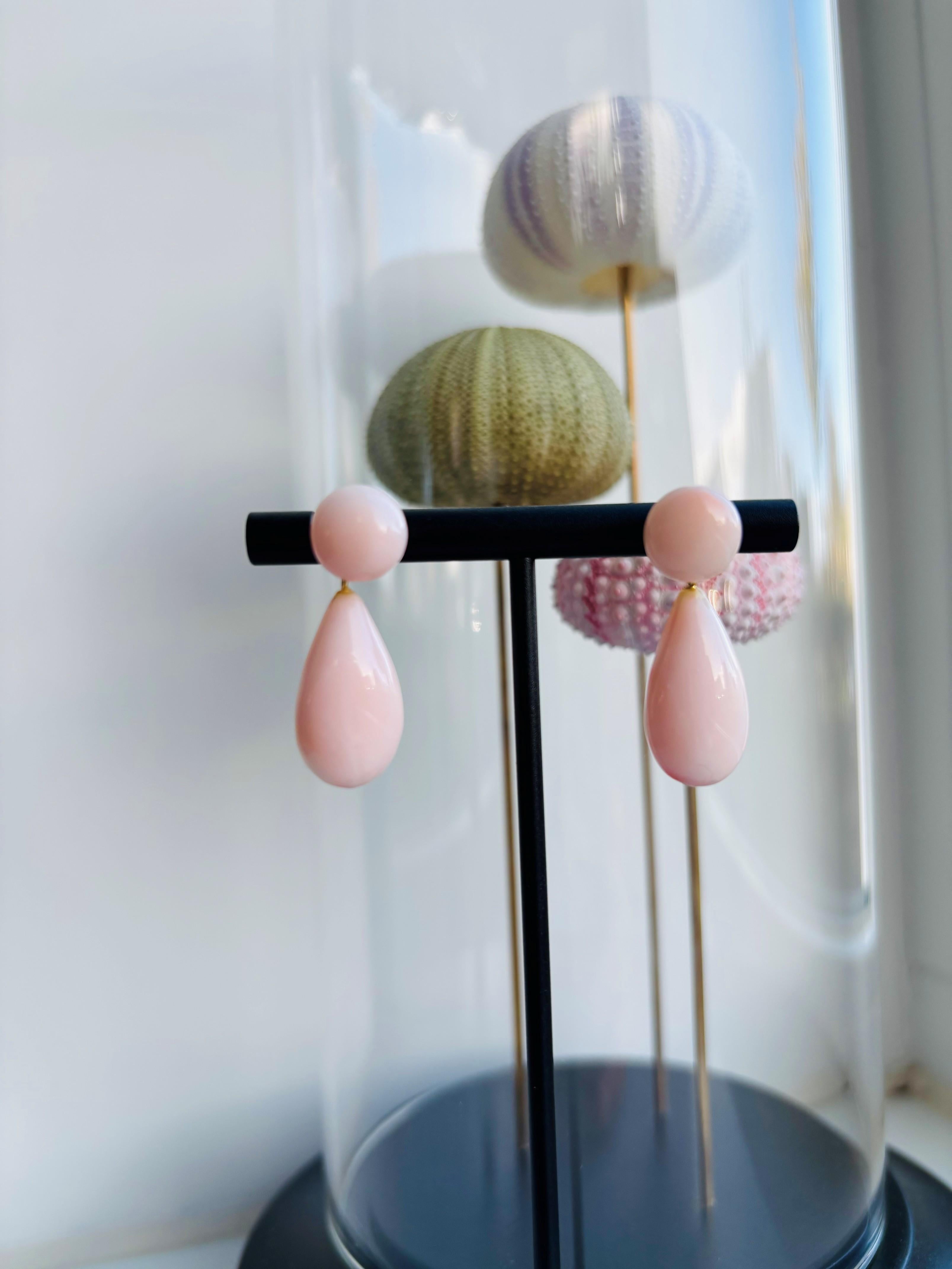 Diese seltenen Angel Skin Korallenohrringe sind ein exquisites Beispiel für zeitlose Eleganz und raffinierte Handwerkskunst. Die in 18-karätigem Gelbgold gefassten Ohrringe sind mit glatten, gleichmäßig gefärbten, zartrosa Korallen besetzt - ein