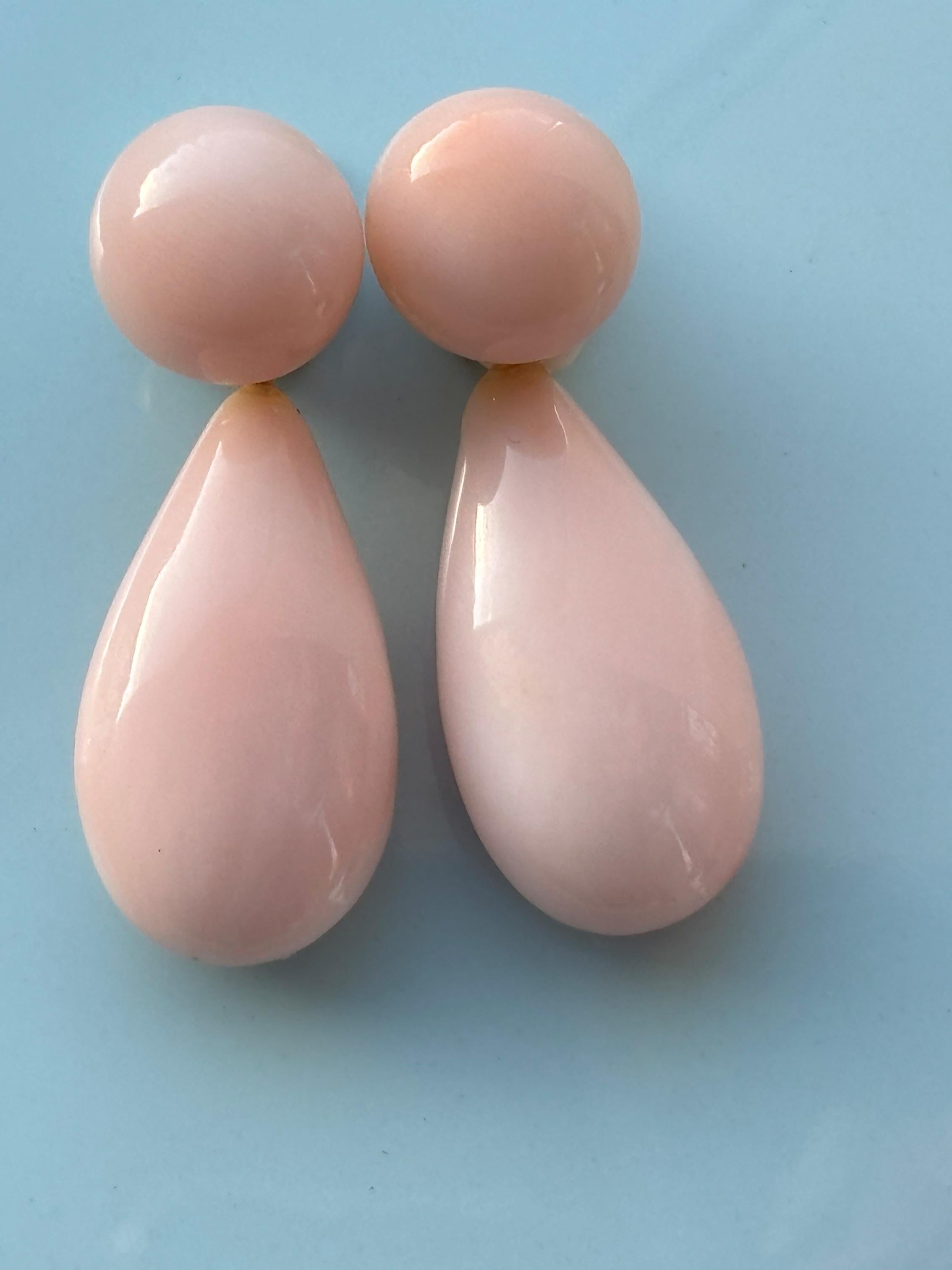 Riesige rosa Engelshaut-Koralle 18K Gelbgold Tropfenohrringe (Cabochon) im Angebot