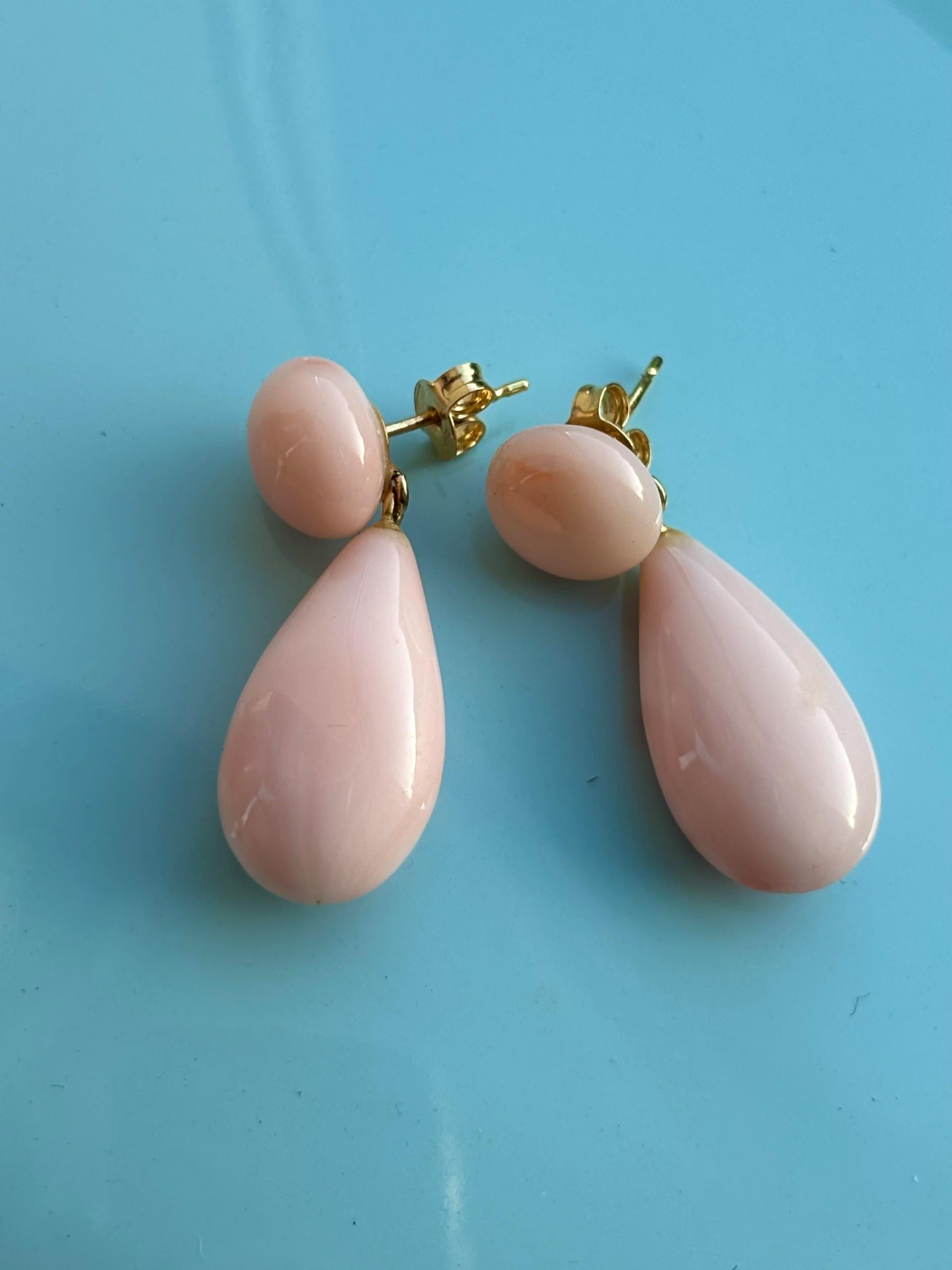 Riesige rosa Engelshaut-Koralle 18K Gelbgold Tropfenohrringe im Zustand „Hervorragend“ im Angebot in GOES, NL