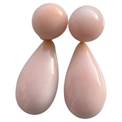 Boucles d
oreilles pendantes en or jaune 18K avec corail peau d
ange rose géant