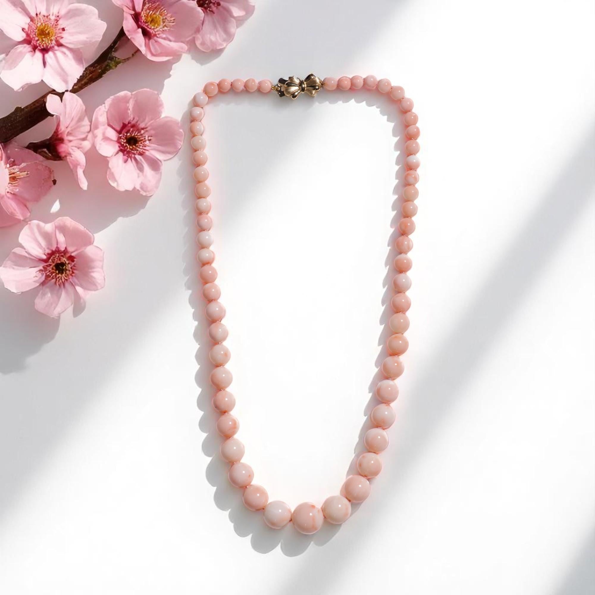 Couvrez-vous de rose avec ce collier de corail audacieux composé de coraux roses peau d'ange très rares et de grande taille. Les coraux ronds polis sont méticuleusement choisis à la main et leur taille est graduée à partir de 12 mm. Ils sont reliés