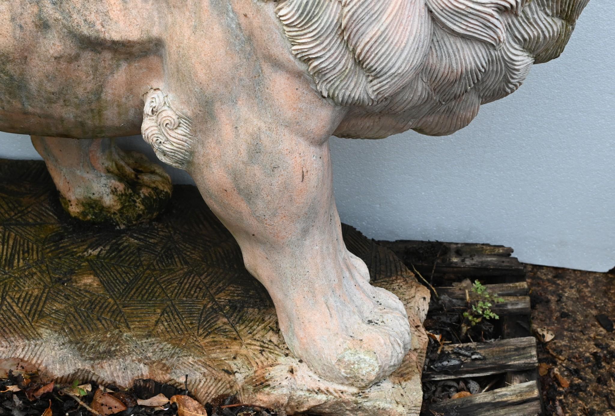 Statua di leone gigante in marmo rosa Gatto mediceo a grandezza naturale in vendita 5