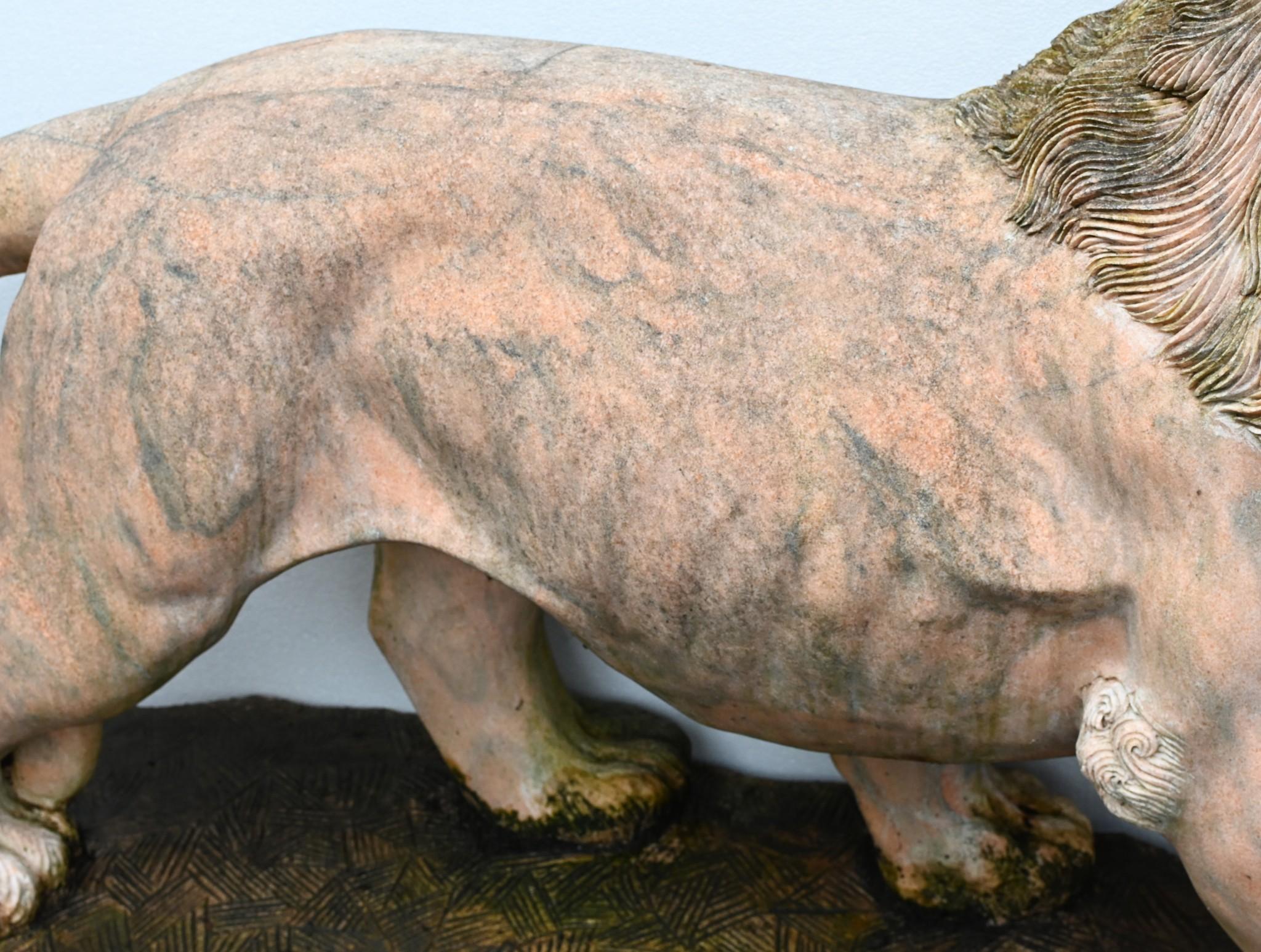 Statua di leone gigante in marmo rosa Gatto mediceo a grandezza naturale in vendita 7