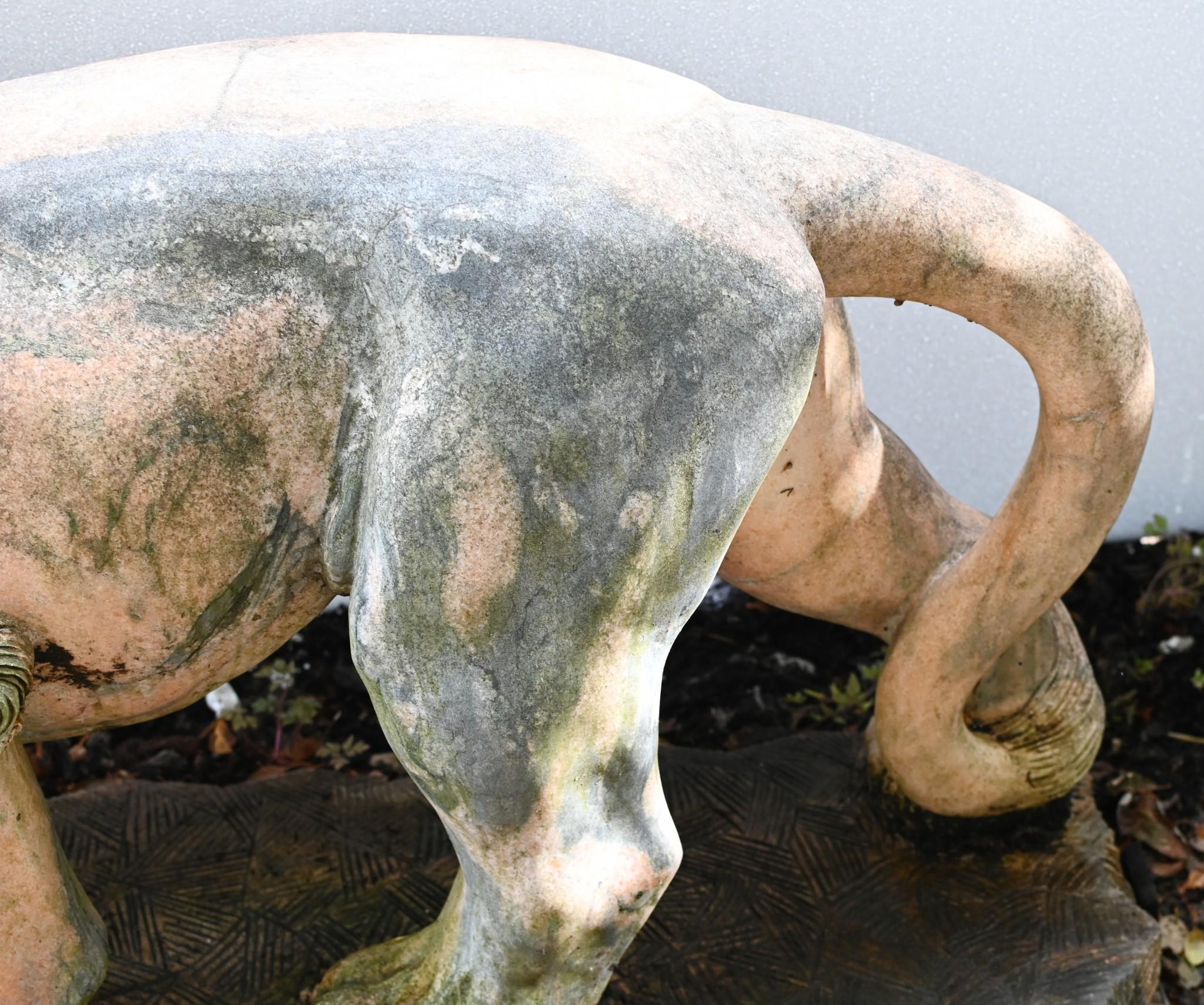 Stupendo leone gigante in marmo scolpito a mano
Quasi un metro e ottanta - 170 CM - dalla testa alla coda - quindi una buona dimensione per questa creatura.
Il marmo rosa ha un bel colore, con macchie e venature grigie Liscio e senza schegge
Una