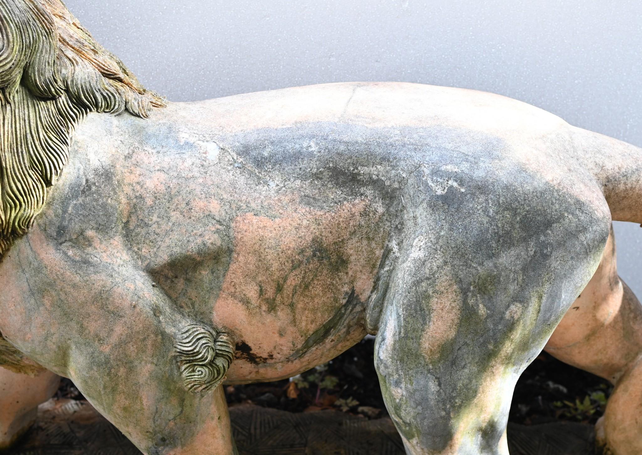Statua di leone gigante in marmo rosa Gatto mediceo a grandezza naturale In condizioni buone in vendita a Potters Bar, GB