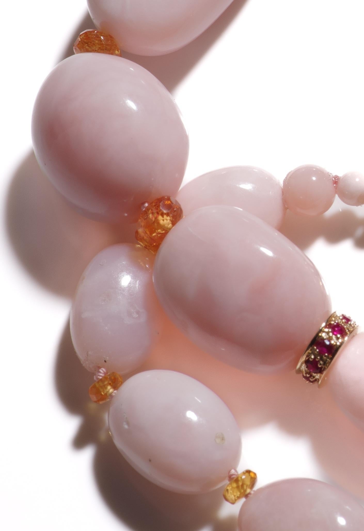 Riesige Statement-Halskette mit rosa Opal, Rubin und Saphir aus 18 Karat Gold (Gewalkt) im Angebot