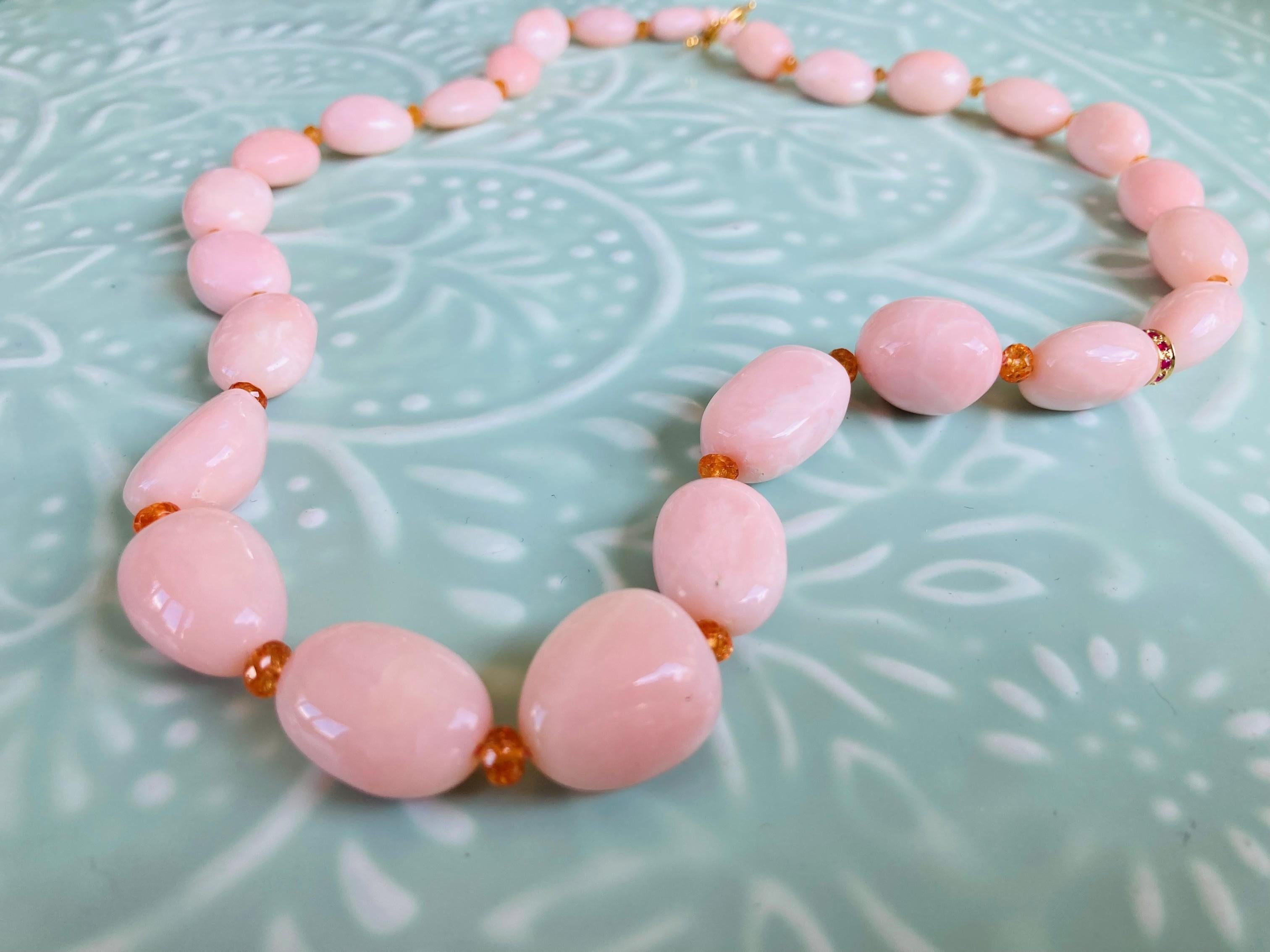 Riesige Statement-Halskette mit rosa Opal, Rubin und Saphir aus 18 Karat Gold Damen im Angebot