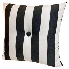 Coussin de piscine à rayures noires et blanches Sunbrella n°1