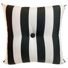 Coussin de piscine à rayures noires et blanches Sunbrella n° 3