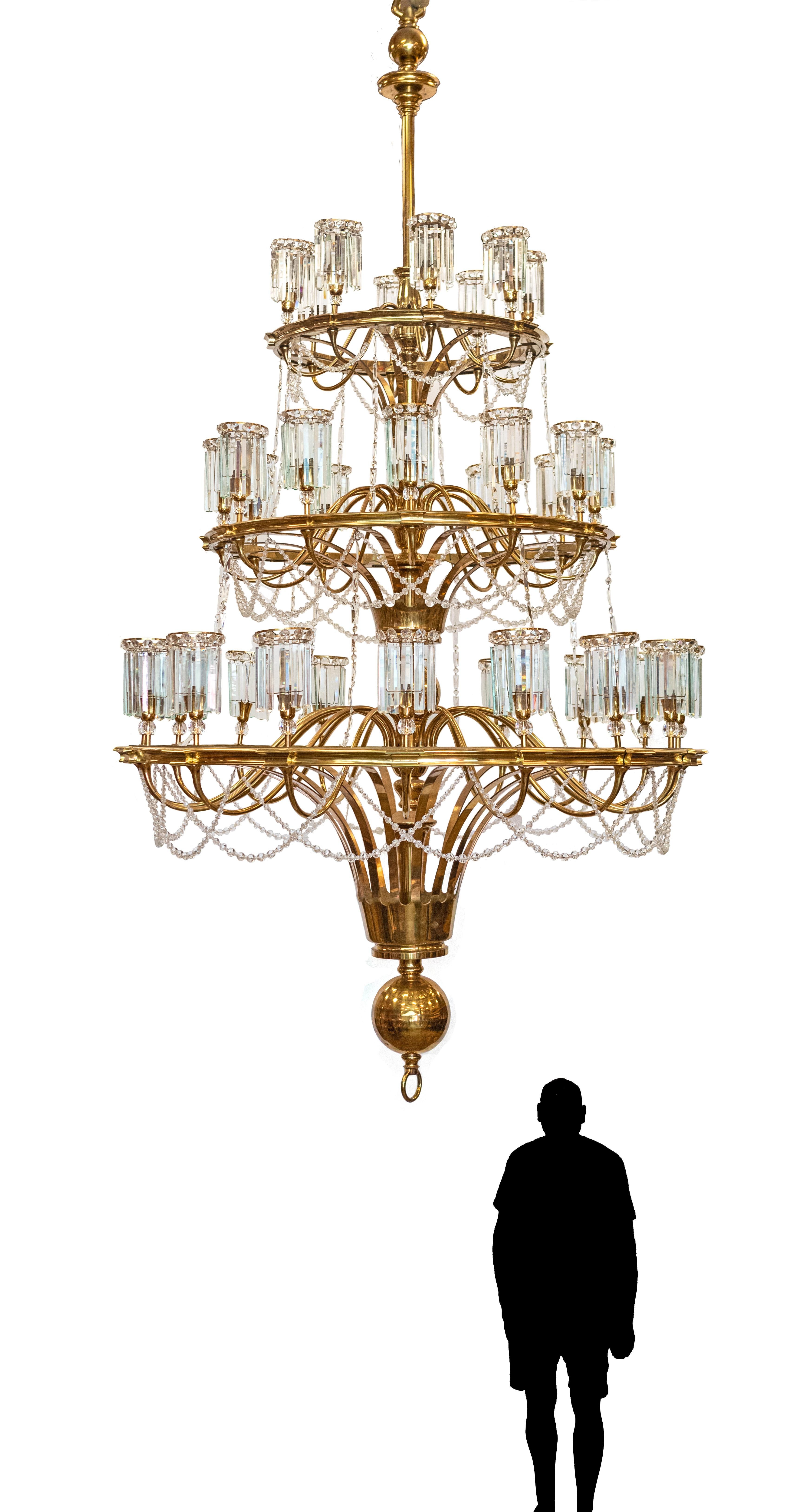 Britannico Lampadario gigante in ottone e cristallo di recupero  Altezza >4m in vendita