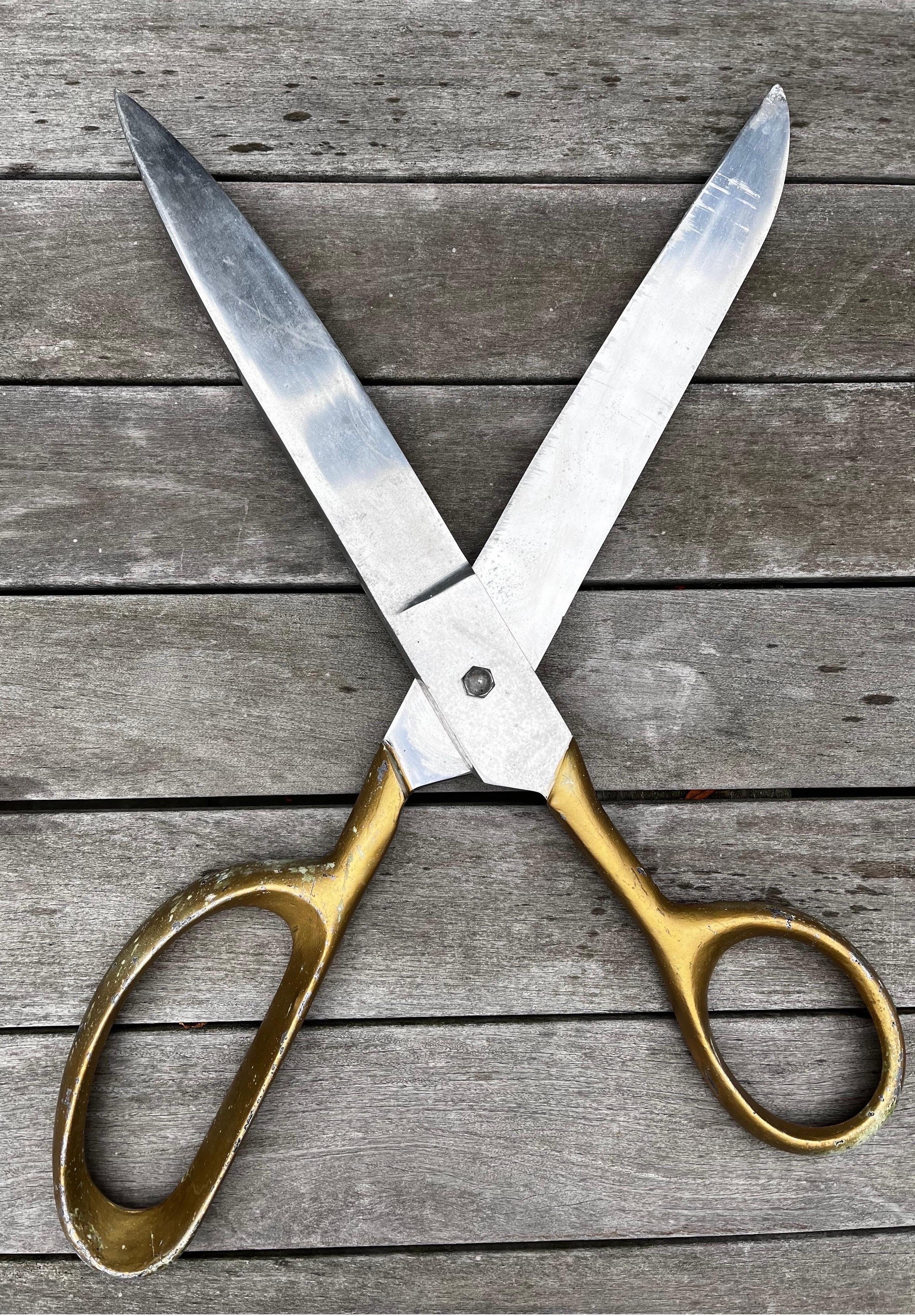 “Giant” Scissors, Advertising Store Display In Good Condition For Sale In Philadelphia, PA