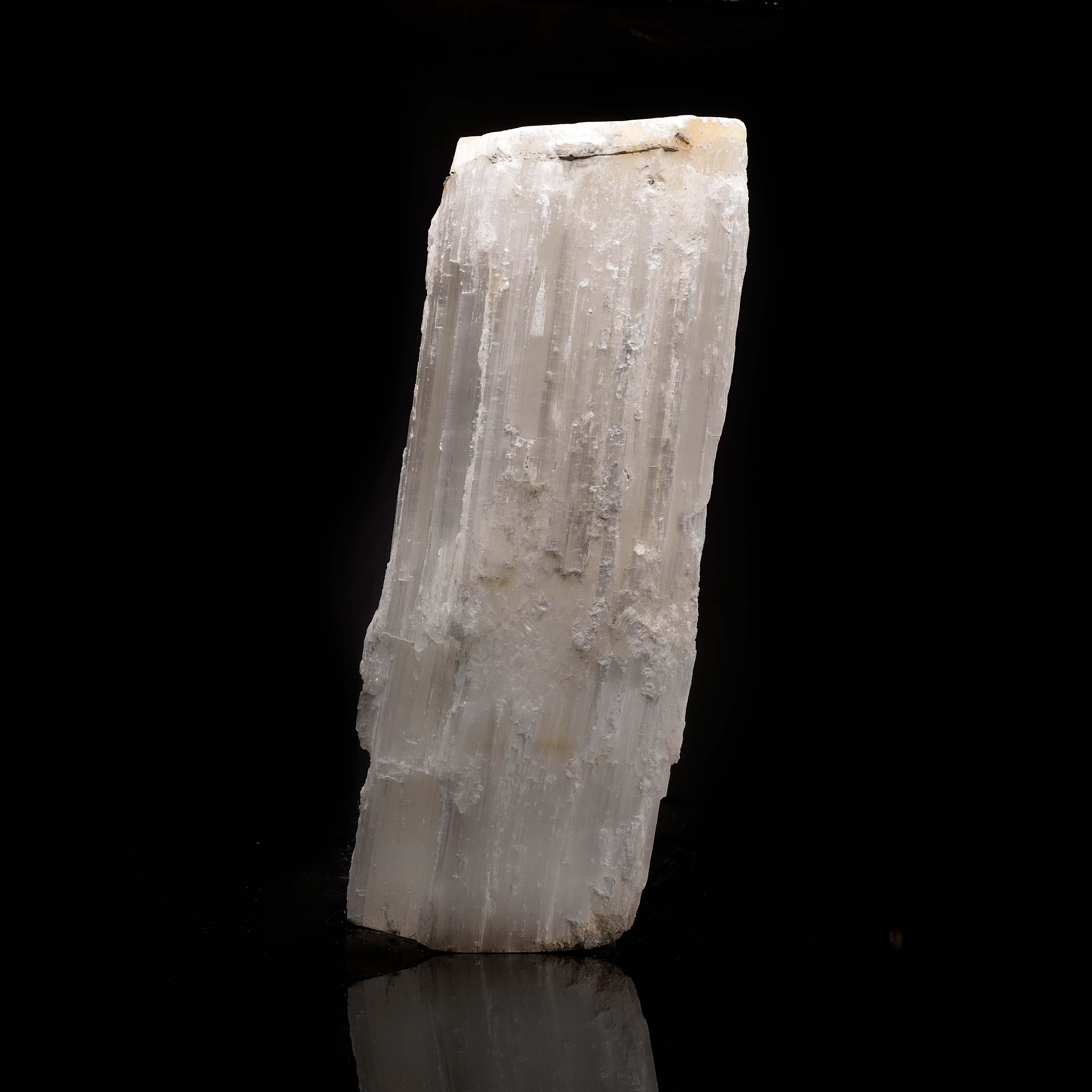 Dieser riesige Selenit-Einkristall ist fast eineinhalb Meter hoch und hat ein wunderschönes, grob gestreiftes Aussehen, wie aus dem Nichts. Es handelt sich um ein bedeutendes Stück, das jeder Sammlung oder jedem Raum Charakter und Einzigartigkeit