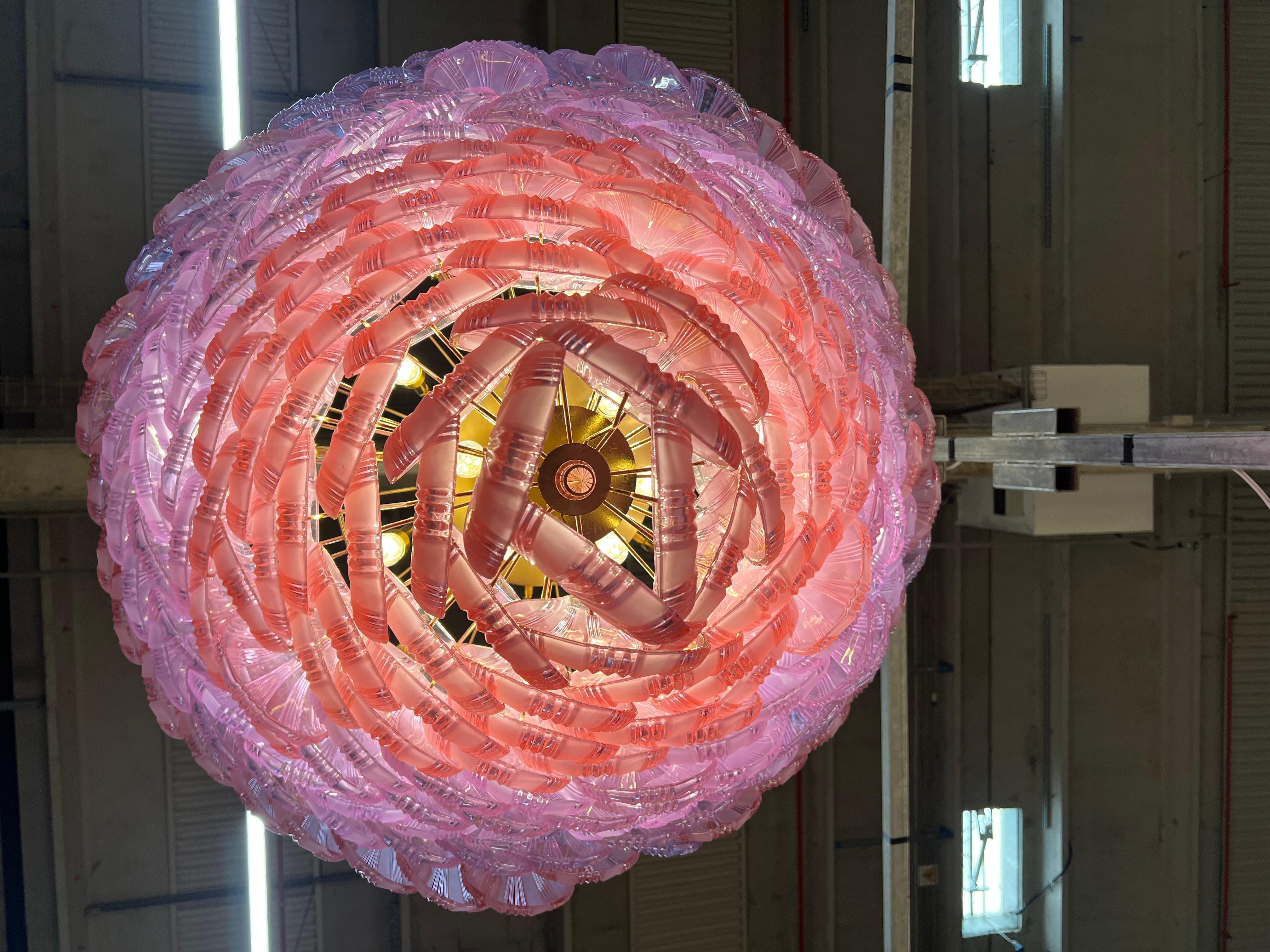 Europeo Lampadario gigante in vetro rosa conchiglia, Murano in vendita