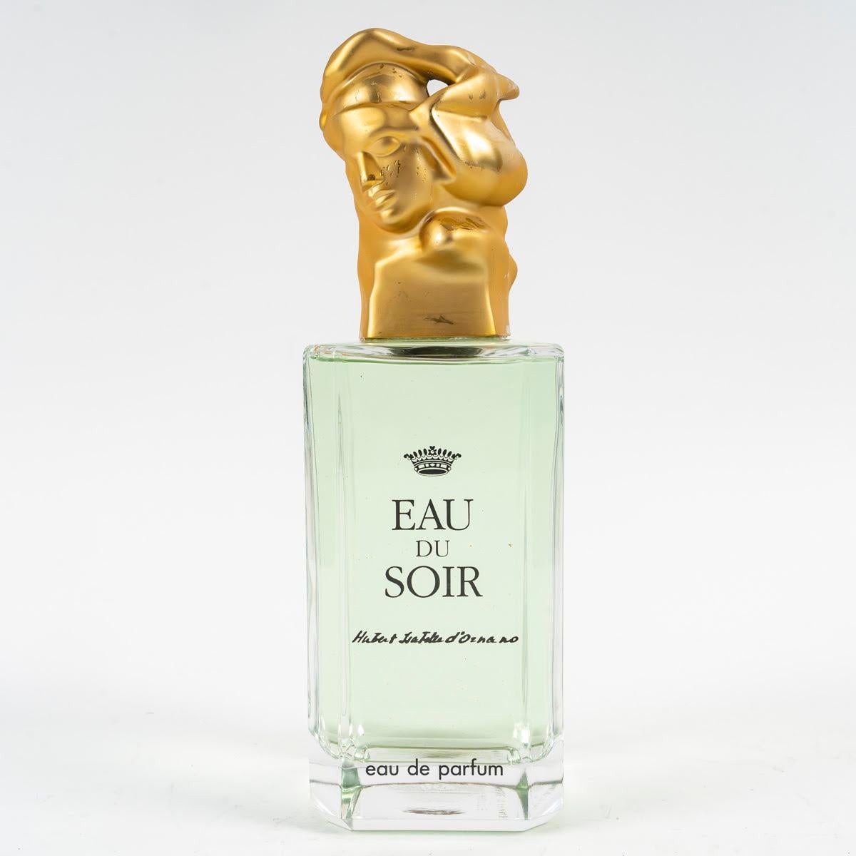 Bottiglia di profumo Sisley gigante, eau du soir, bottiglia gigante.

Bottiglia gigante di profumo Sisley, senza profumo all'interno, in vetro e resina dorata.
H: 29cm, L: 9,5cm, P: 9,5cm