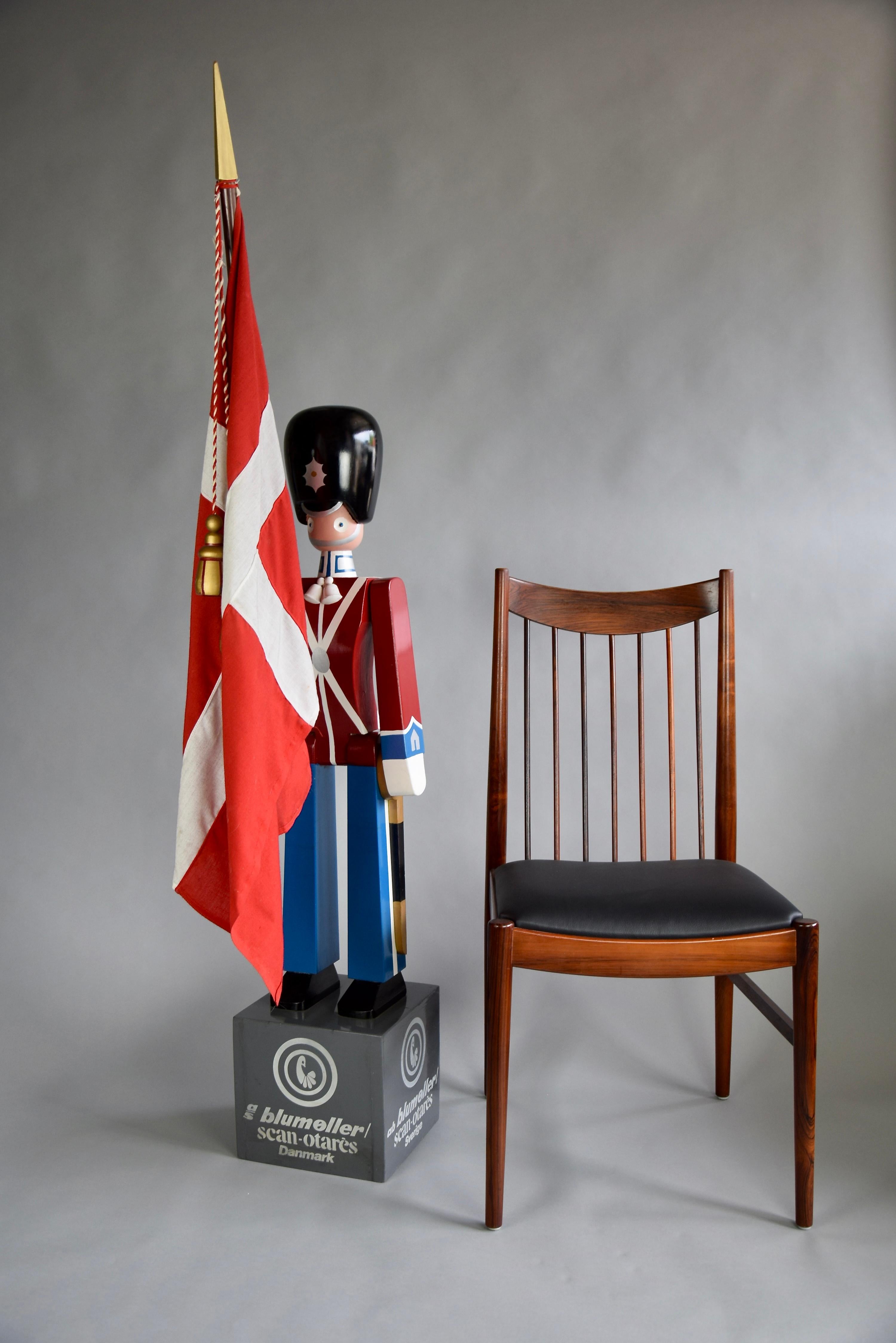 A very rare and monumental giant-sized model of the Royal Danish King's Guardsman hand crafted in wood having retaining its vivid original paint.
This beautiful Guardsman measures 126 cm and 168 cm in height with the flag. The depth including the