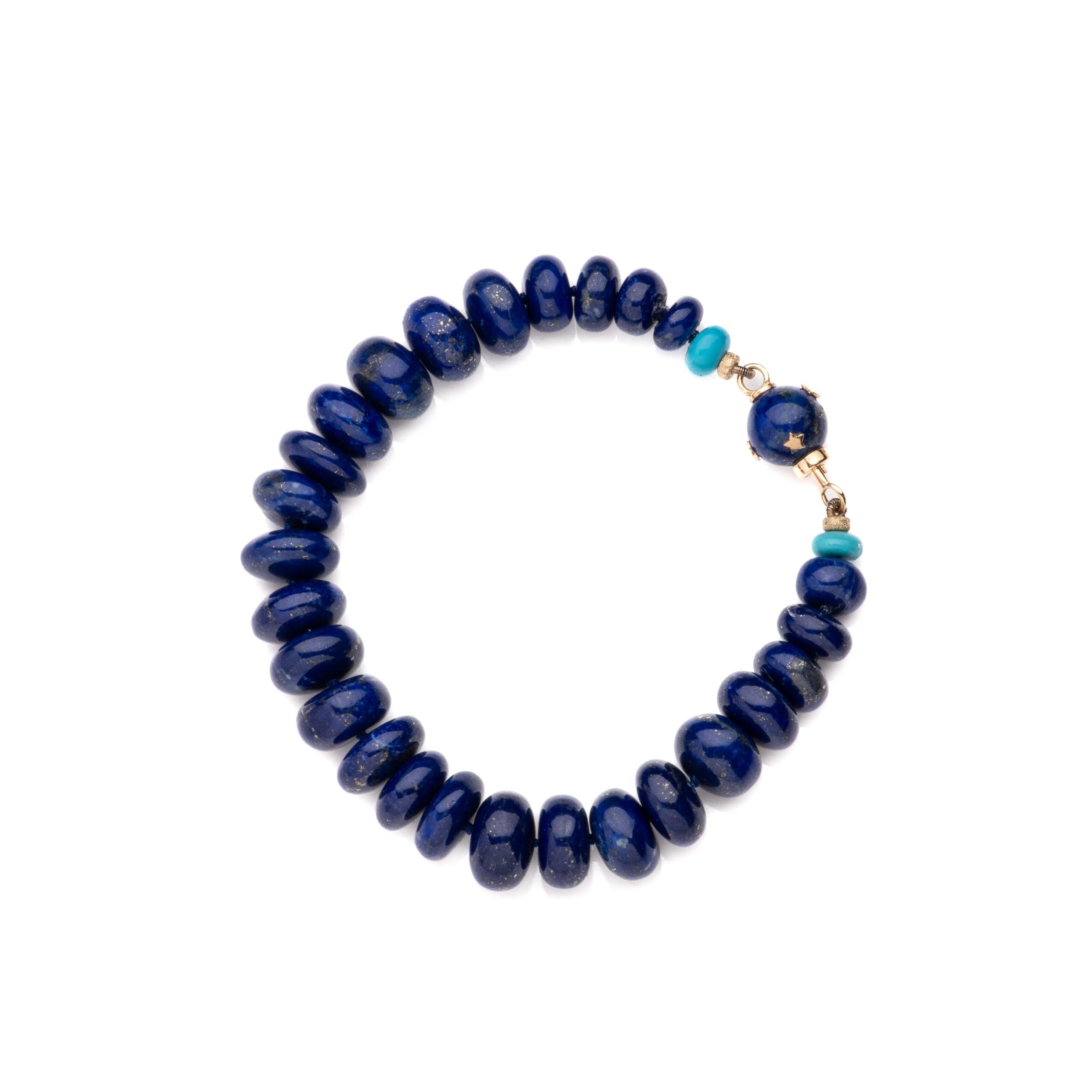 Un accattivante capolavoro del blu profondo

Immergiti nell'incantevole bellezza di questo squisito bracciale, realizzato con il miglior Lapislazzuli blu intenso e il raro Turchese della Bella Addormentata, provenienti dalla leggendaria miniera
