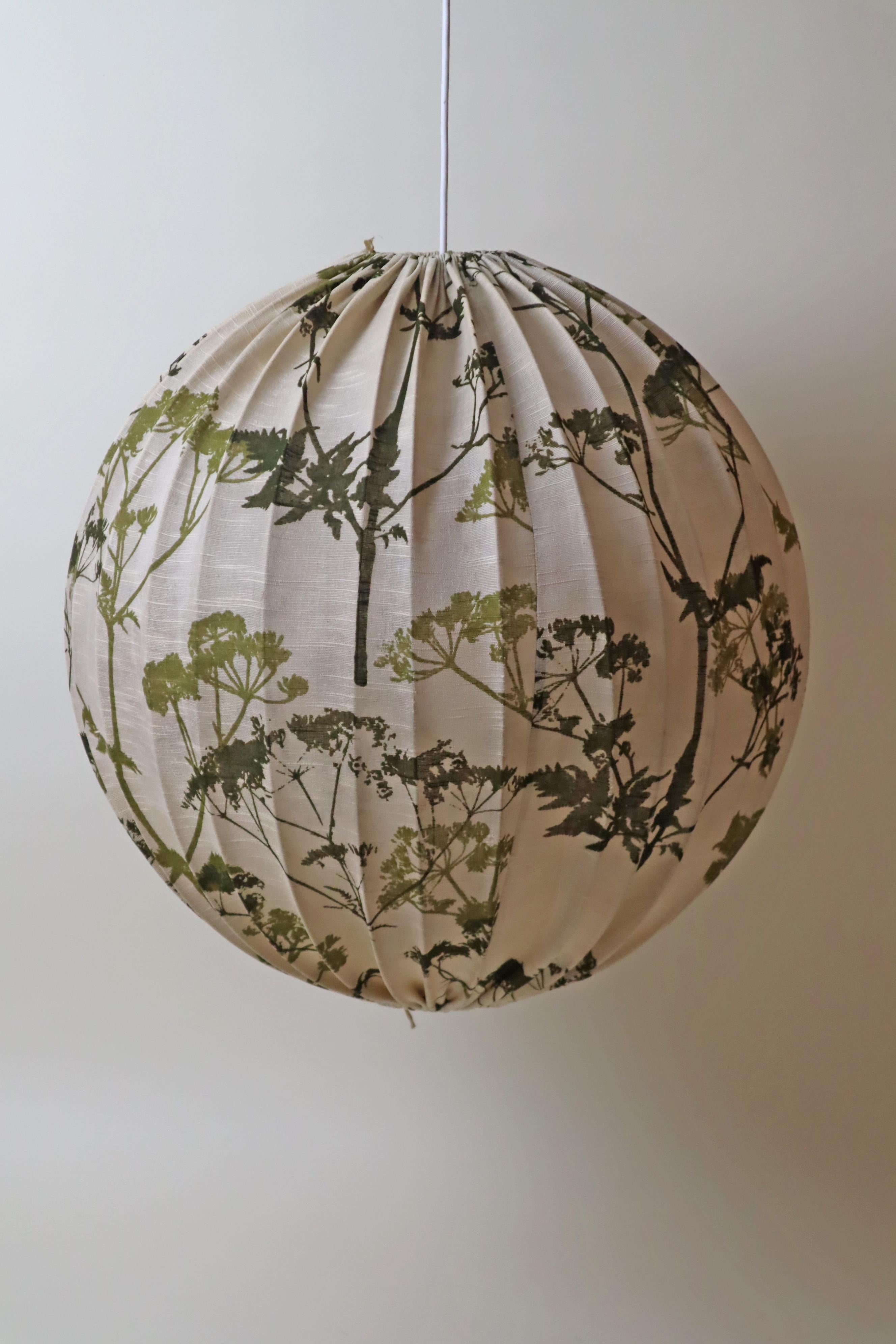 Lampe géante à ballon suédois en tissu avec motifs floraux, 1960 en vente 3